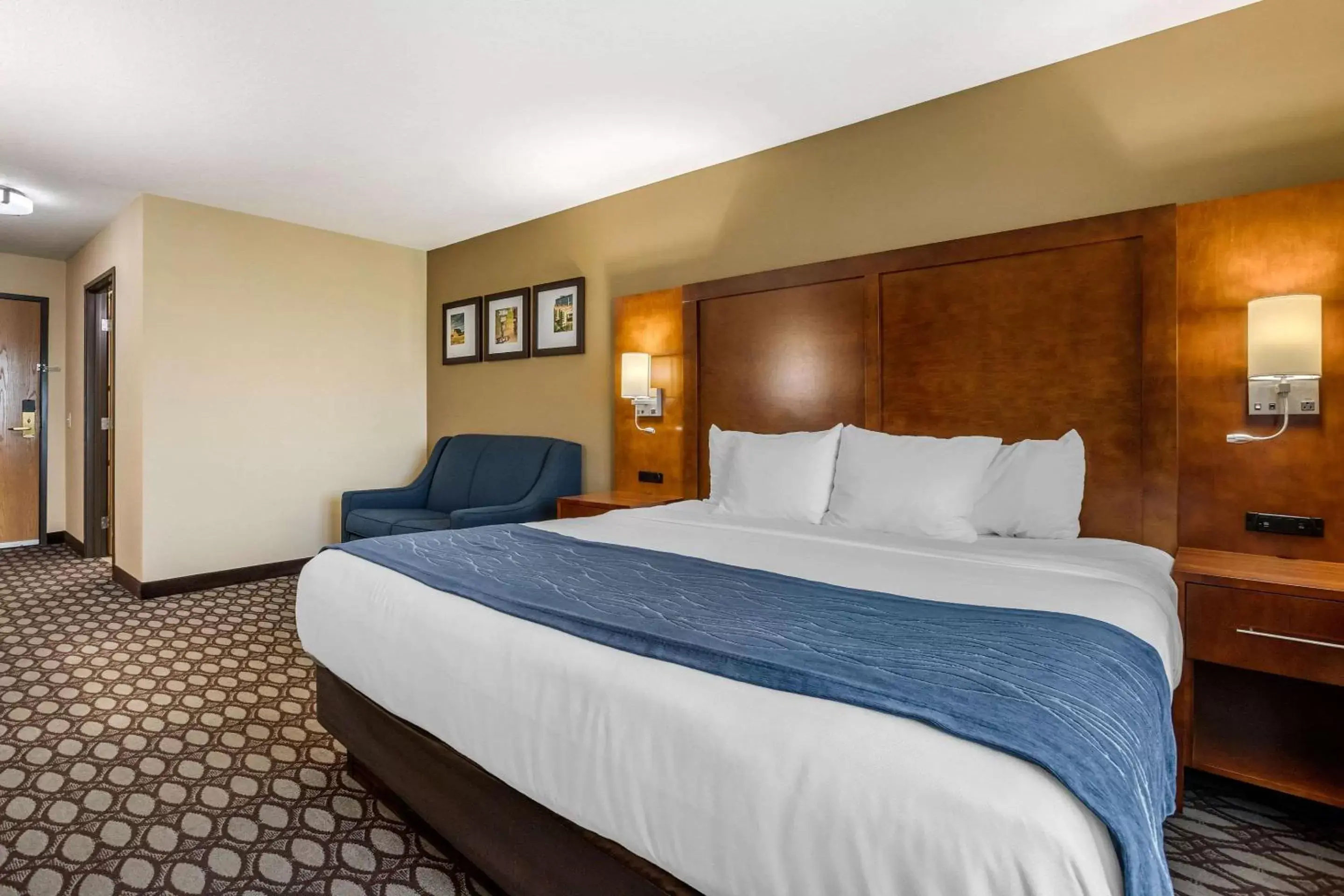 Photo of the whole room, Bed in Comfort Inn Story City