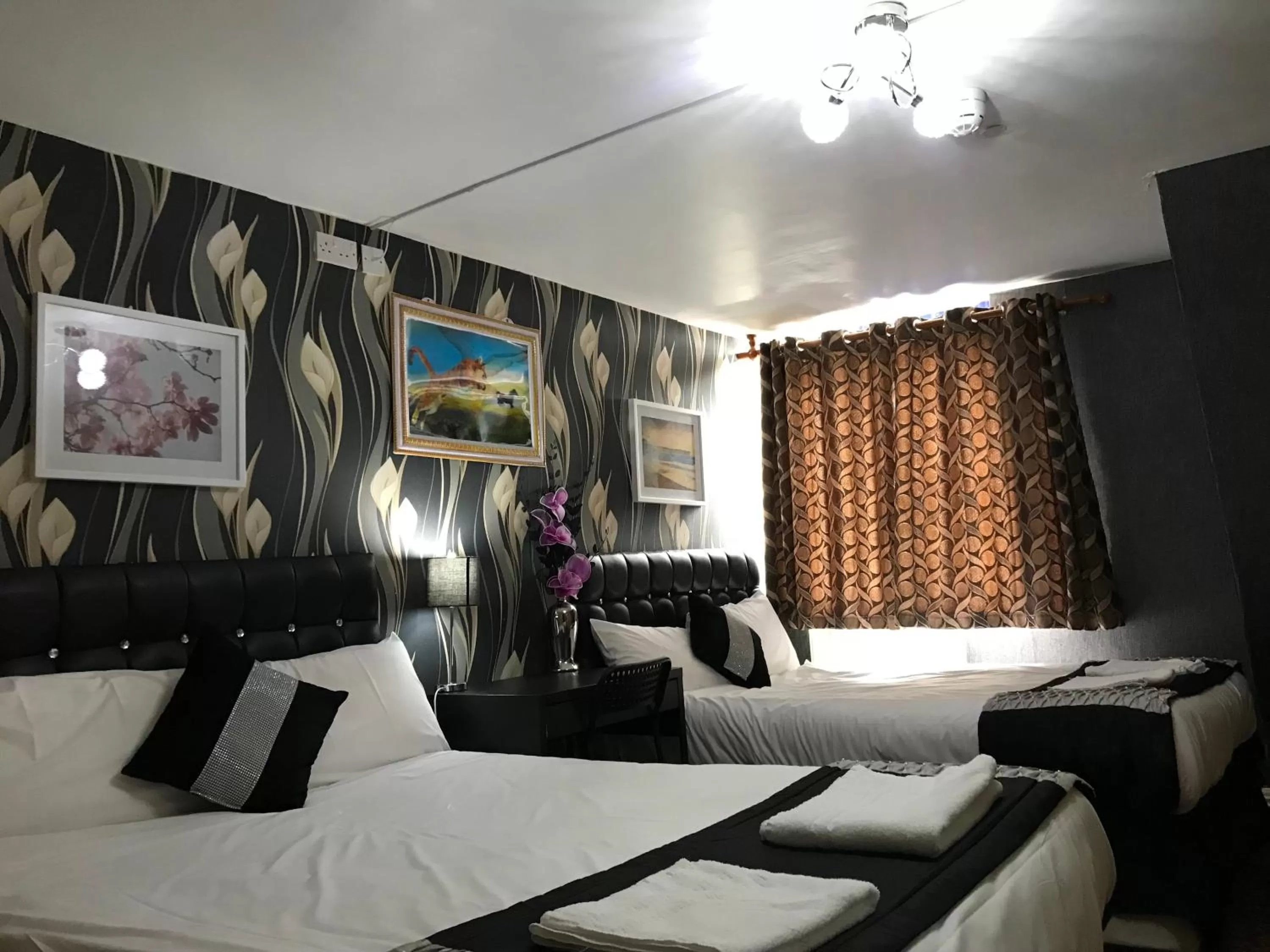 Bedroom, Bed in Pacific Inn London Heathrow