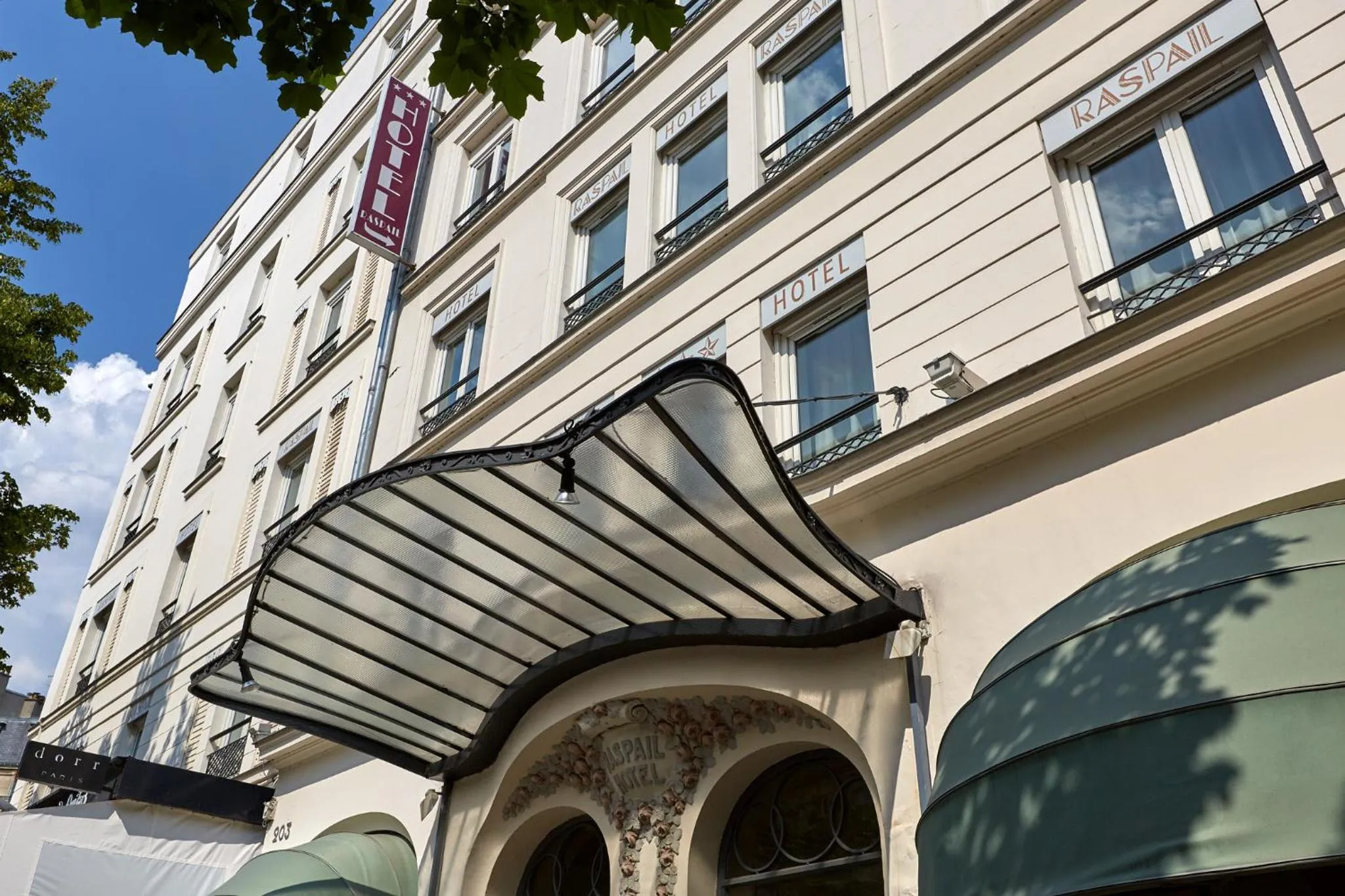 Facade/entrance in Hôtel Raspail Montparnasse
