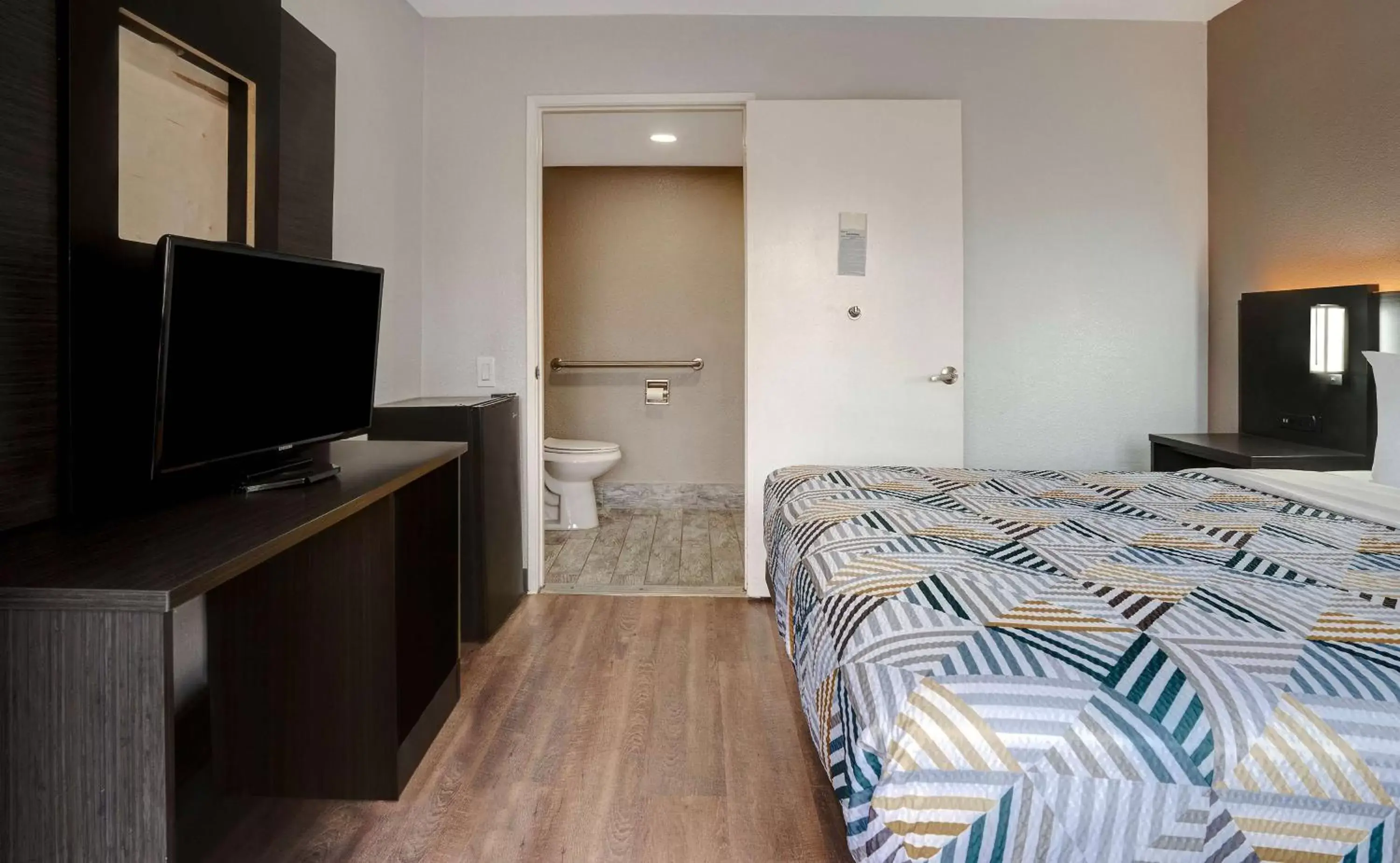 Bedroom, Bed in Motel 6-Rancho Cordova, CA - Rancho Cordova East Bedroom, Bed in Motel 6-Rancho Cordova, CA - Rancho Cordova East