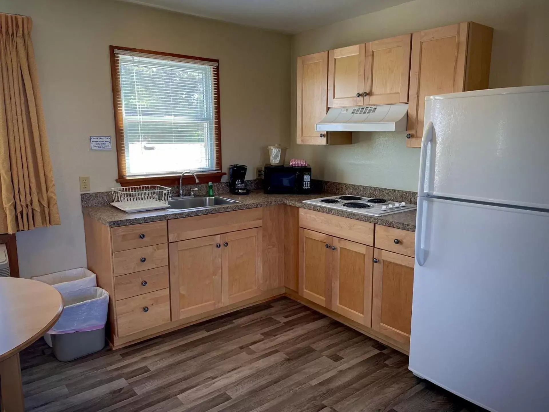 minibar, Kitchen/Kitchenette in Pony Island Inn