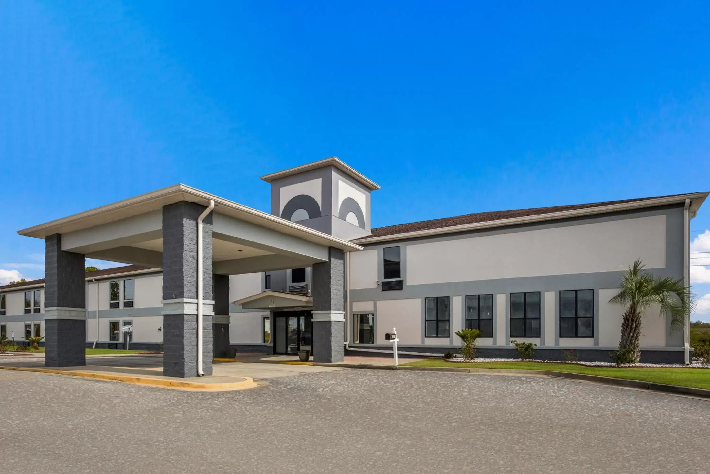 Property building in Quality Inn Property building in Quality Inn