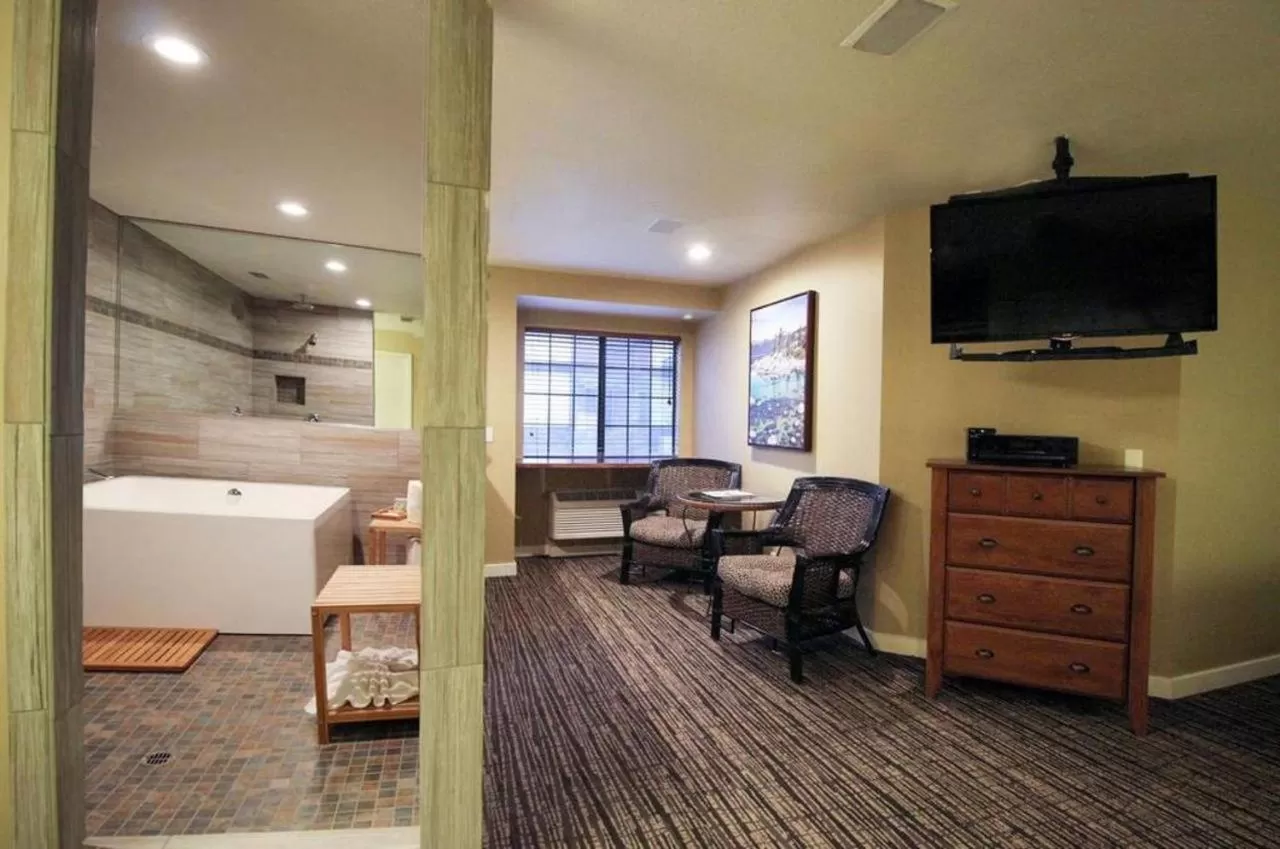 Bath, Bed in Postmarc Hotel and Spa Suites