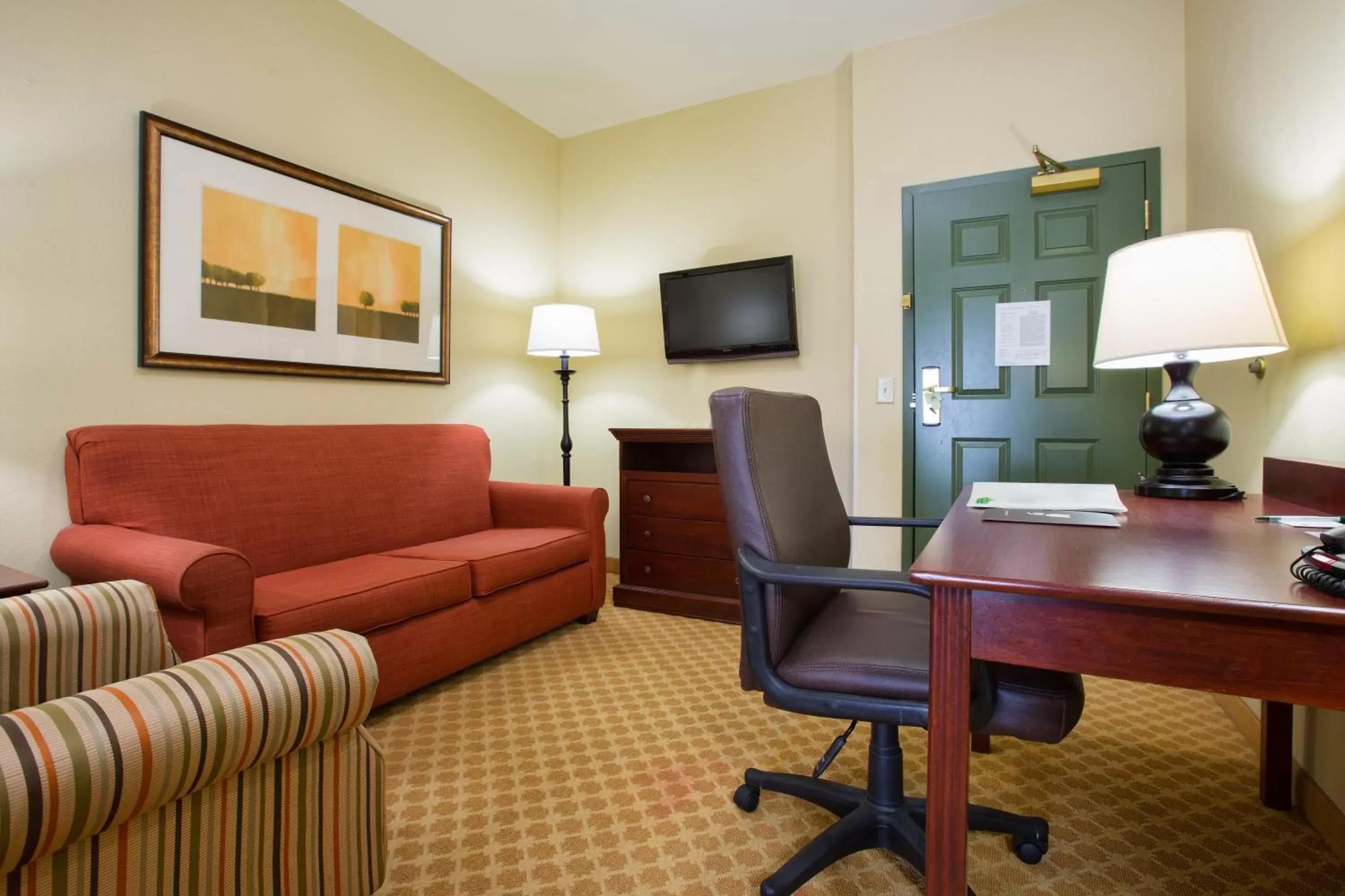 Living room, Seating Area in Country Inn & Suites by Radisson, Goodlettsville, TN