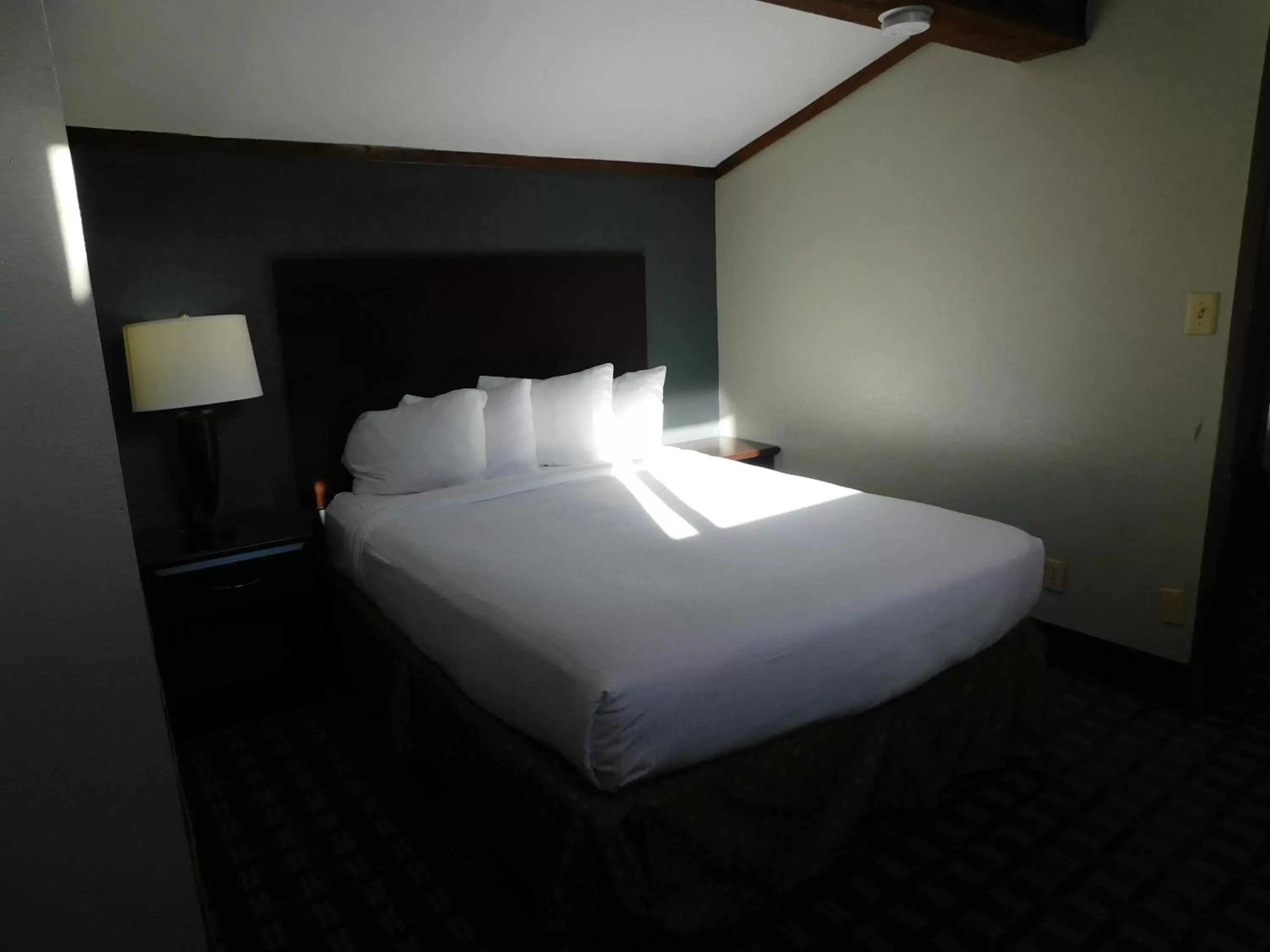 Bed in Days Inn & Suites by Wyndham Downtown Gatlinburg Parkway