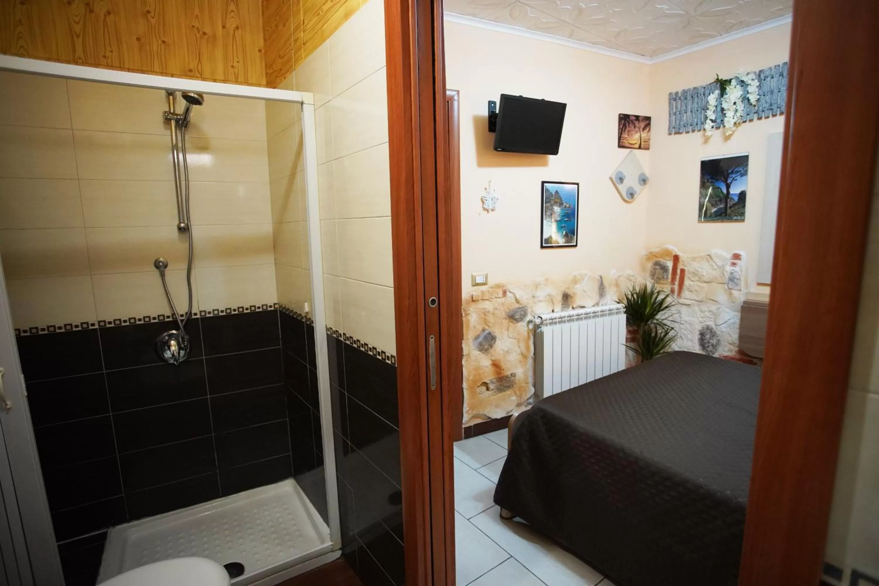 Bathroom in Golden Dreams B&B