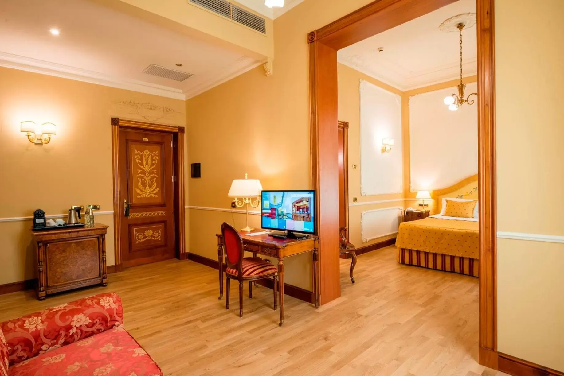 Seating area, TV/Entertainment Center in Grand Hotel Wagner