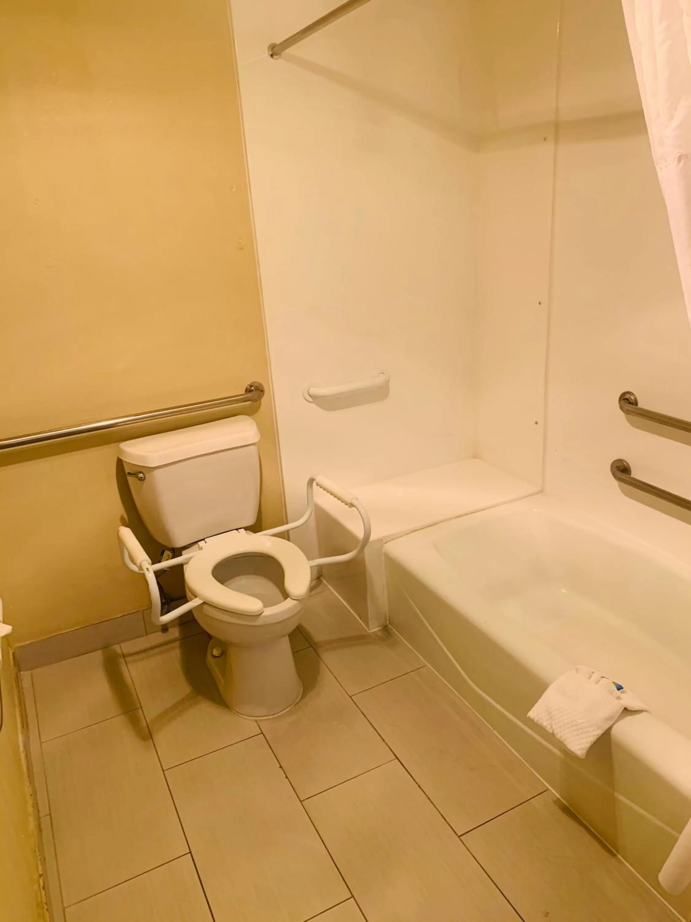 Bathroom in Hyland Inn near Pasadena Civic Center