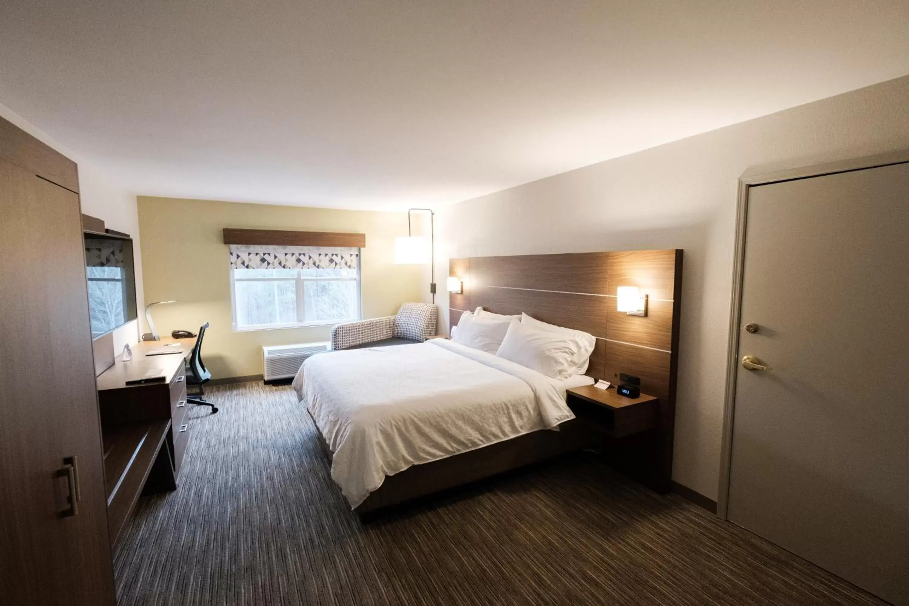 Bed in Holiday Inn Express Atlanta - Northeast I-85 - Clairmont Road, an IHG Hotel