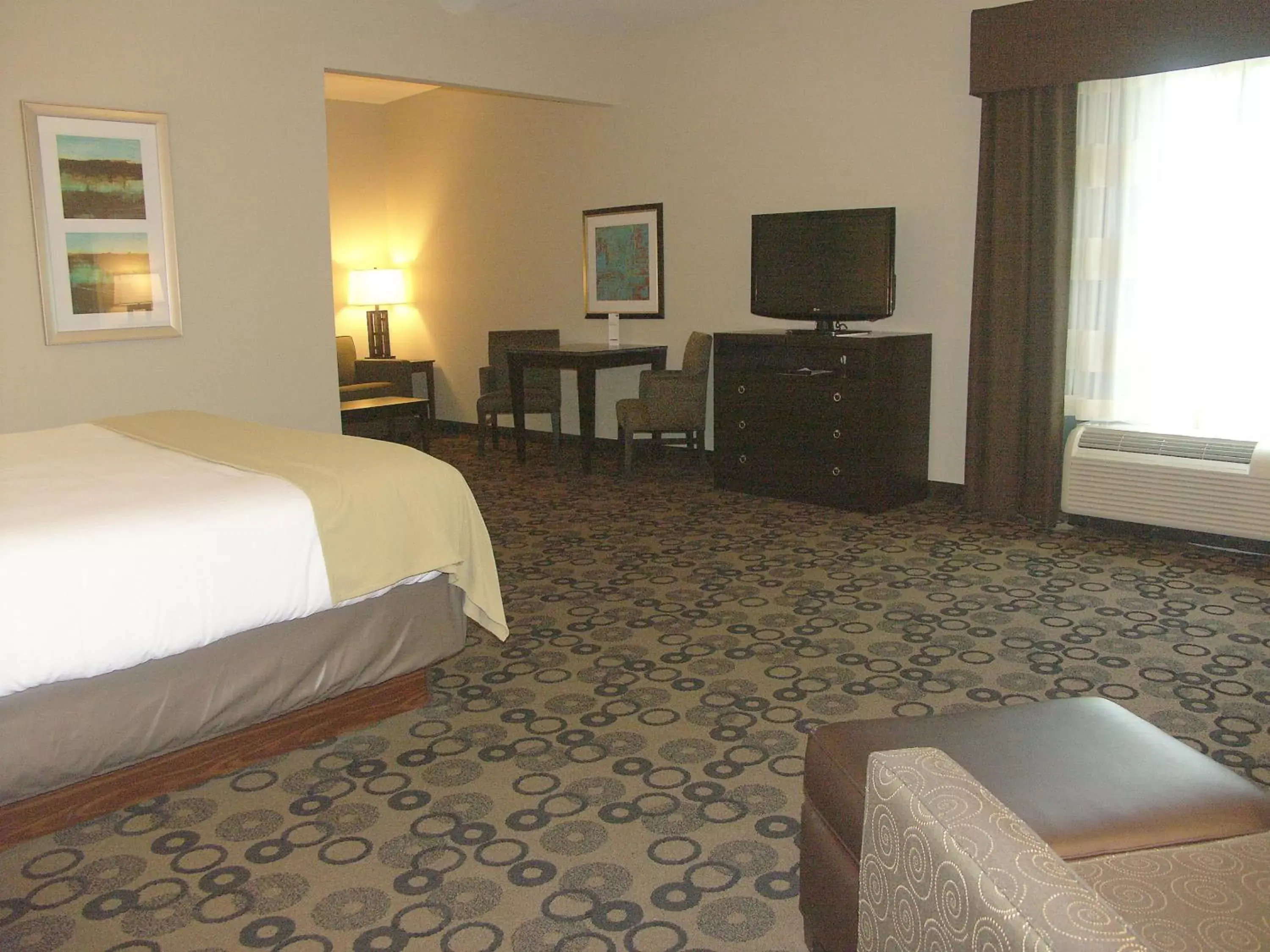 Photo of the whole room, Bed in Holiday Inn Express & Suites - Cleveland Northwest, an IHG Hotel