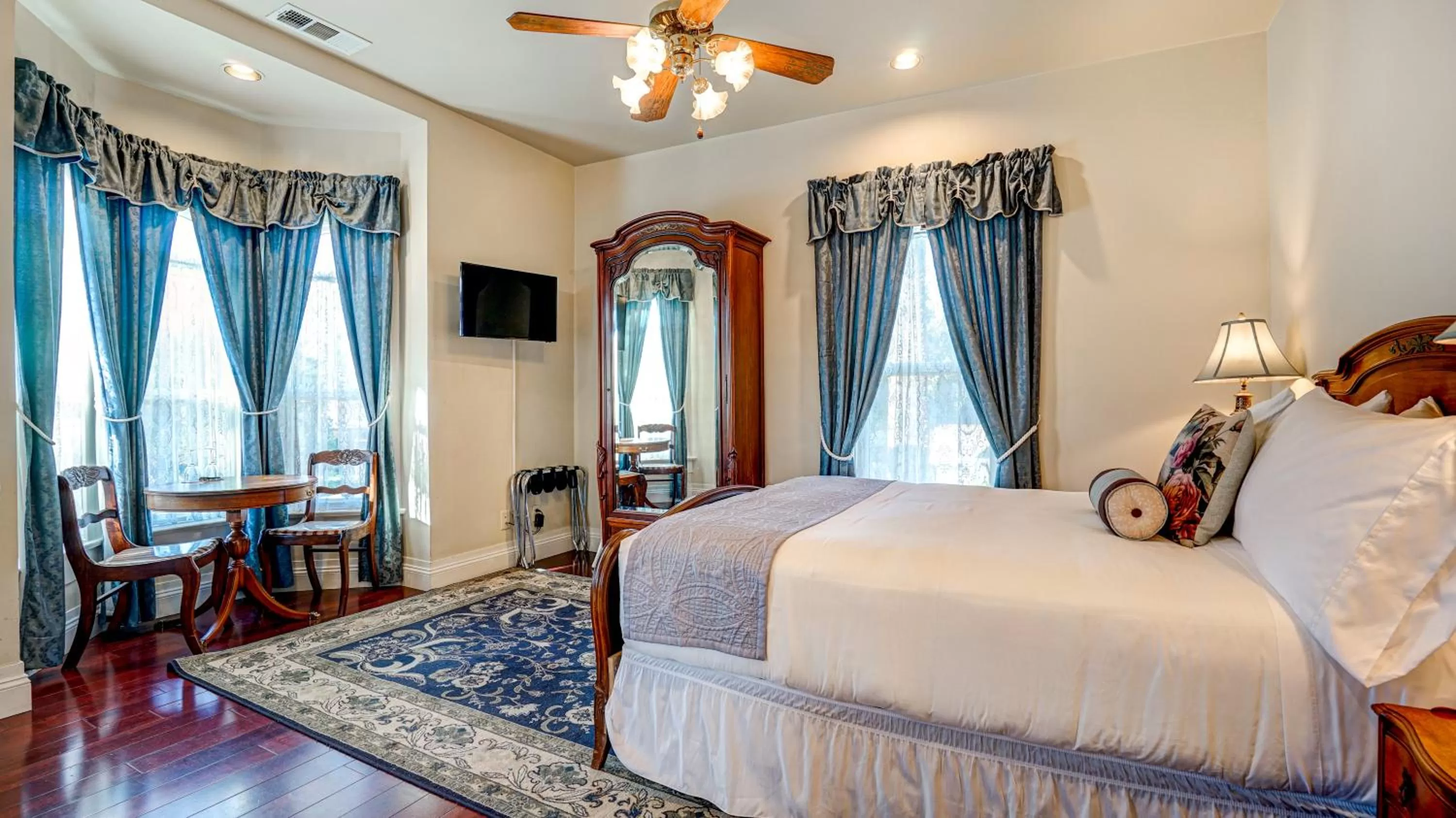 Bedroom, Bed in The River Belle Inn