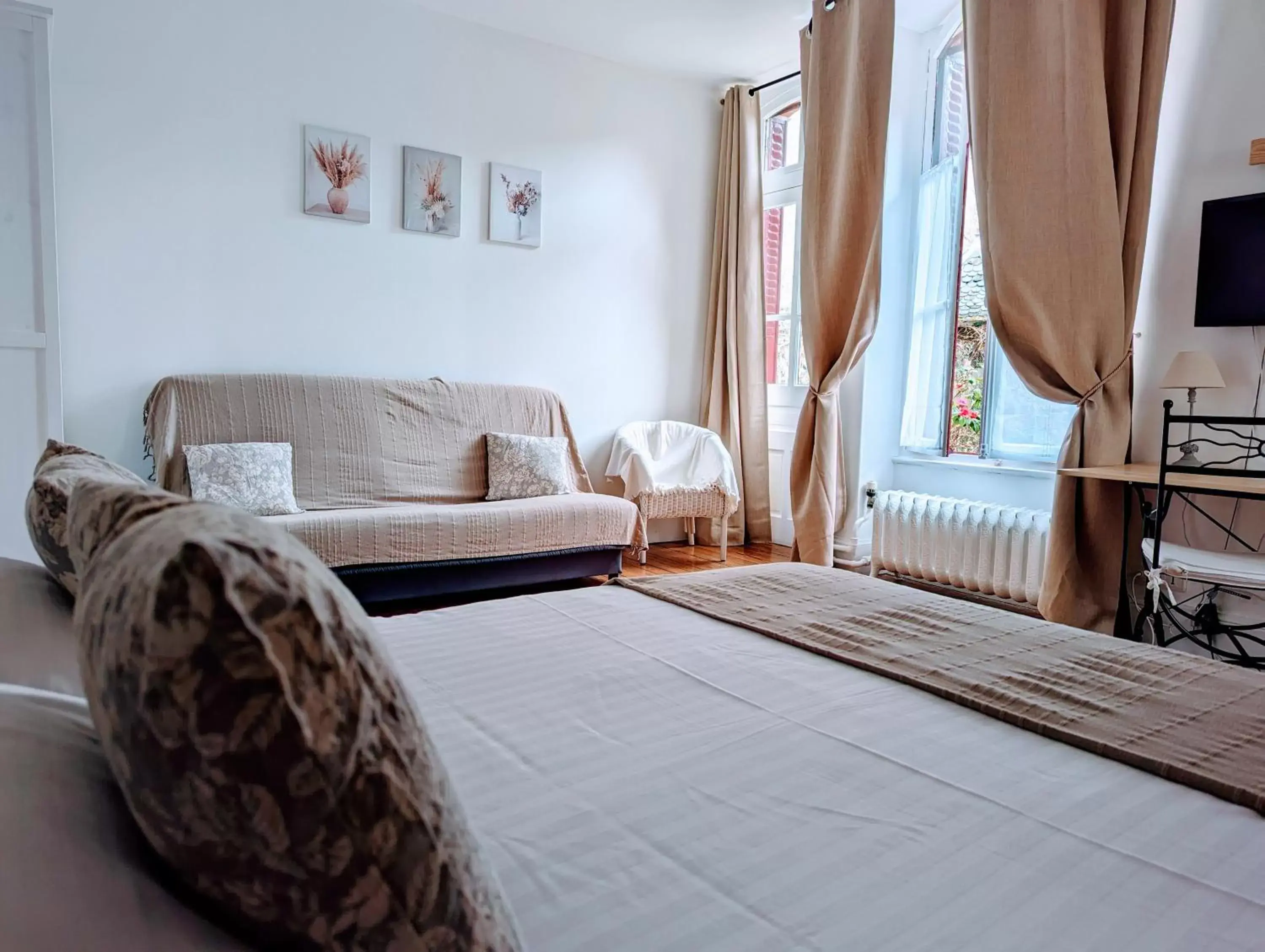 Garden, Bed in Logis Hotel La Tourelle du Beffroi Garden, Bed in Logis Hotel La Tourelle du Beffroi