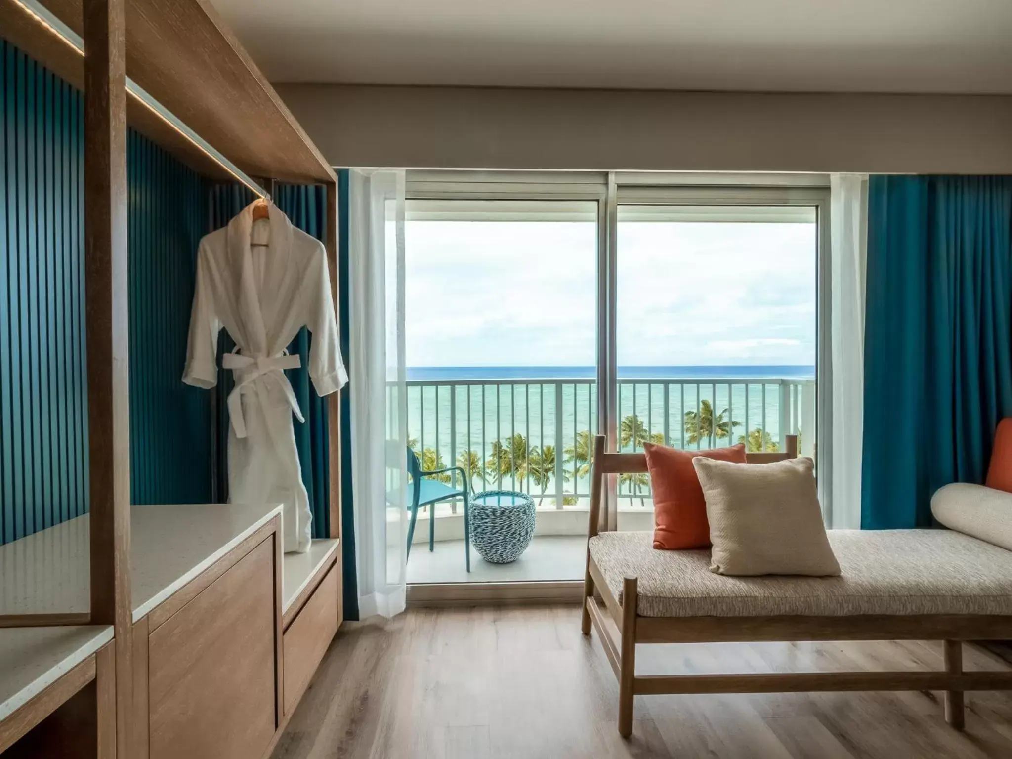 Balcony/Terrace, Seating Area in Crowne Plaza Resort Guam