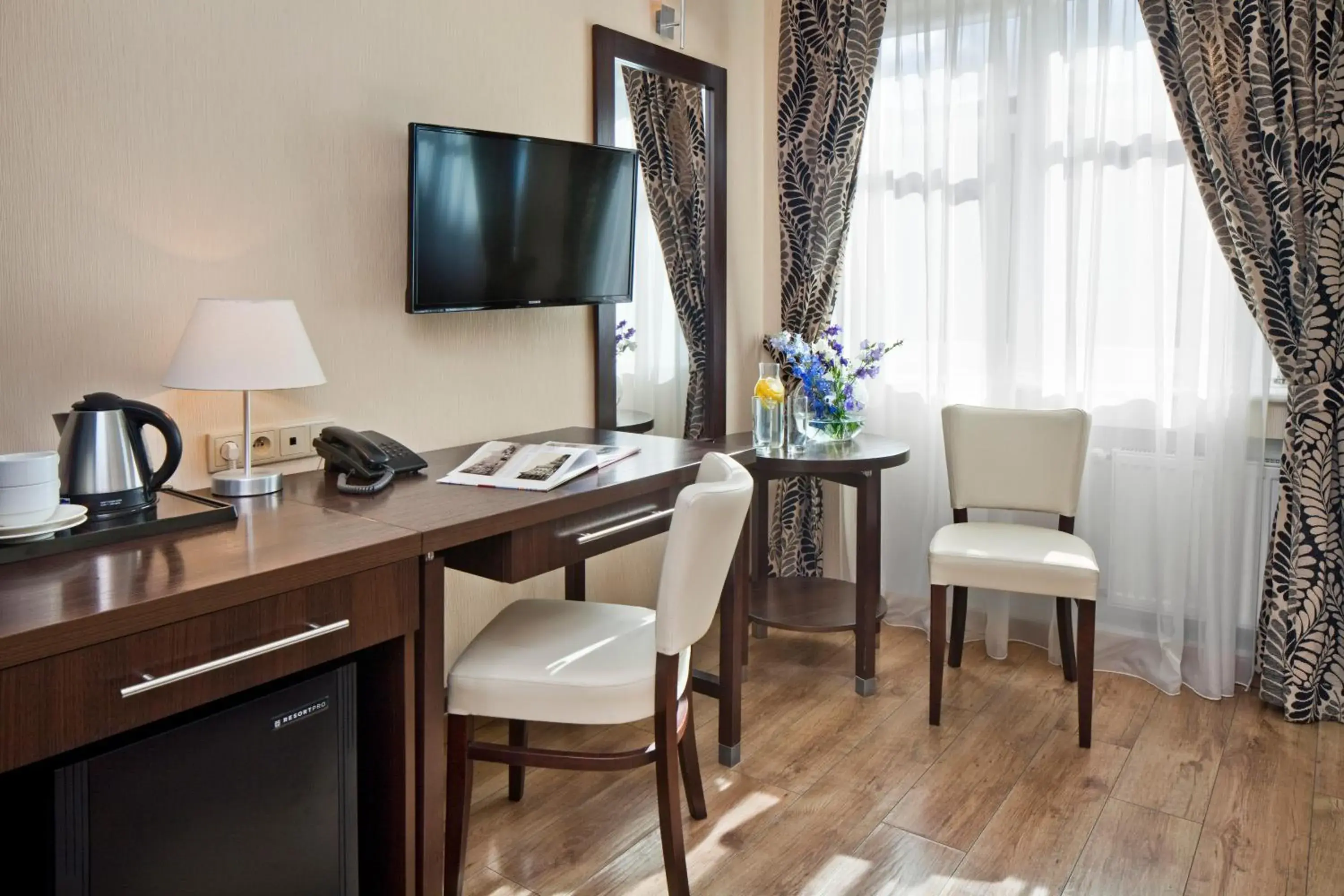 Photo of the whole room, TV/Entertainment Center in Hotel Bonum Old Town