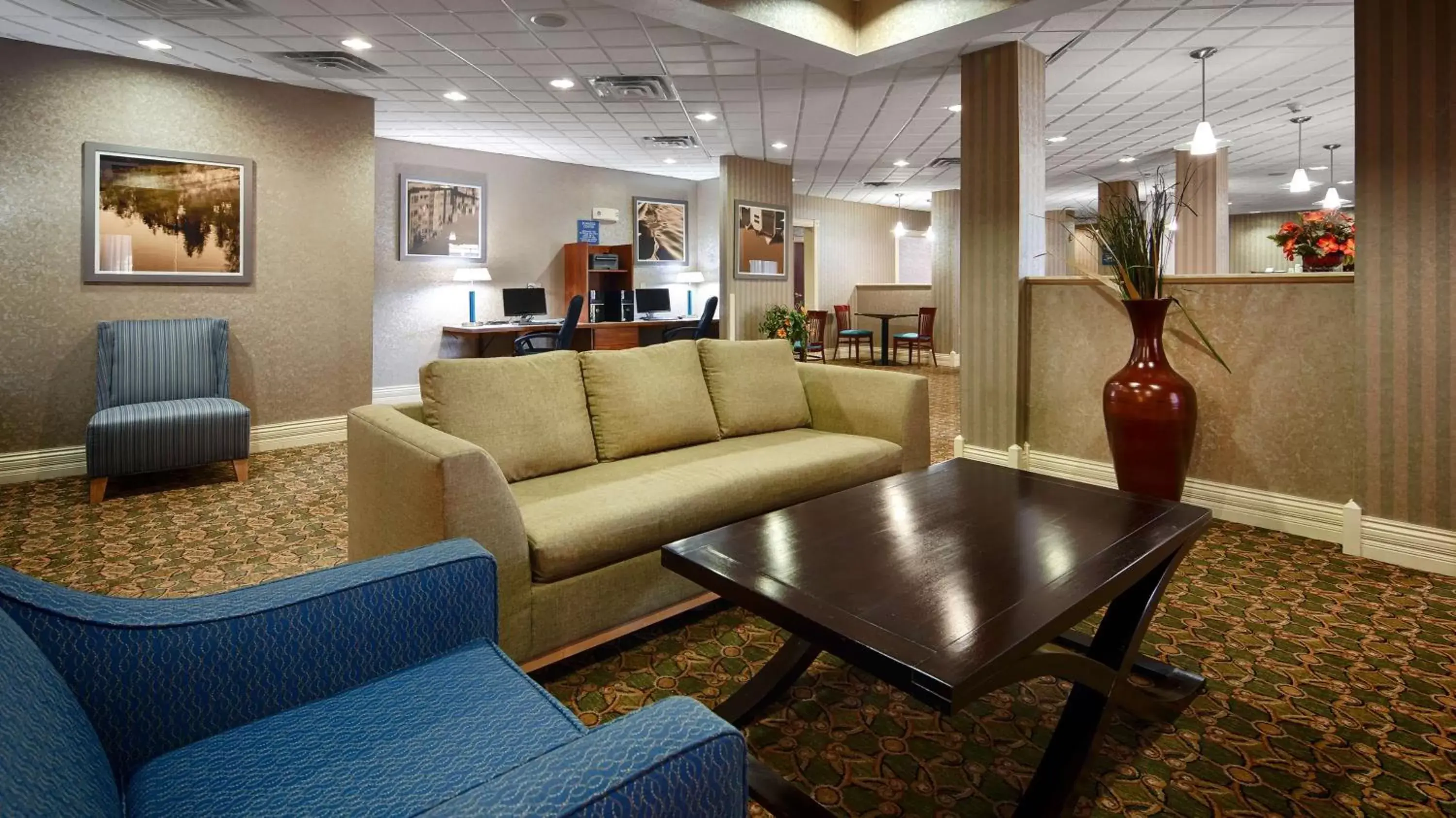 Lobby or reception in Best Western Plus Kalamazoo Suites