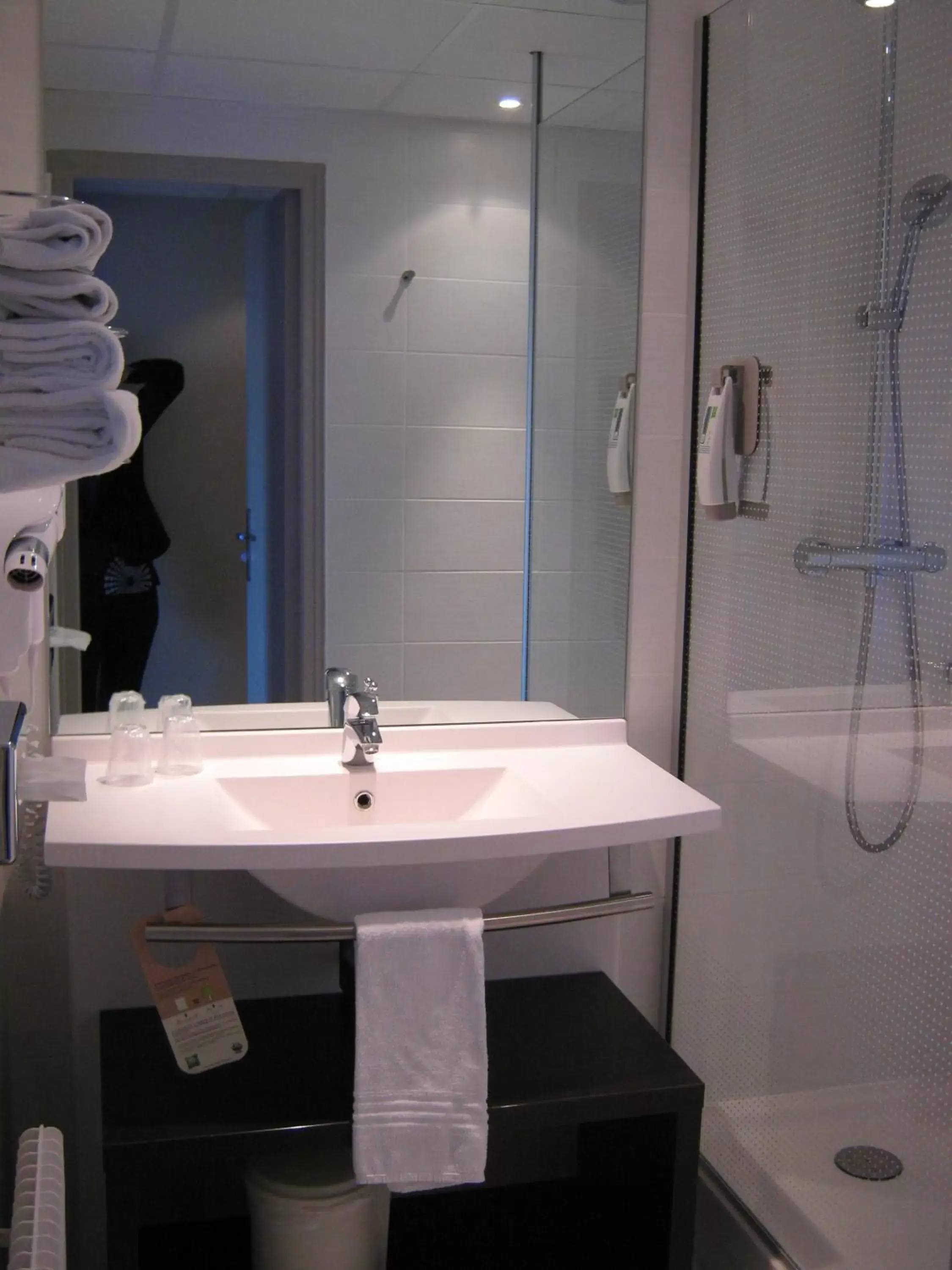 Bathroom in ibis Styles Saint Dizier