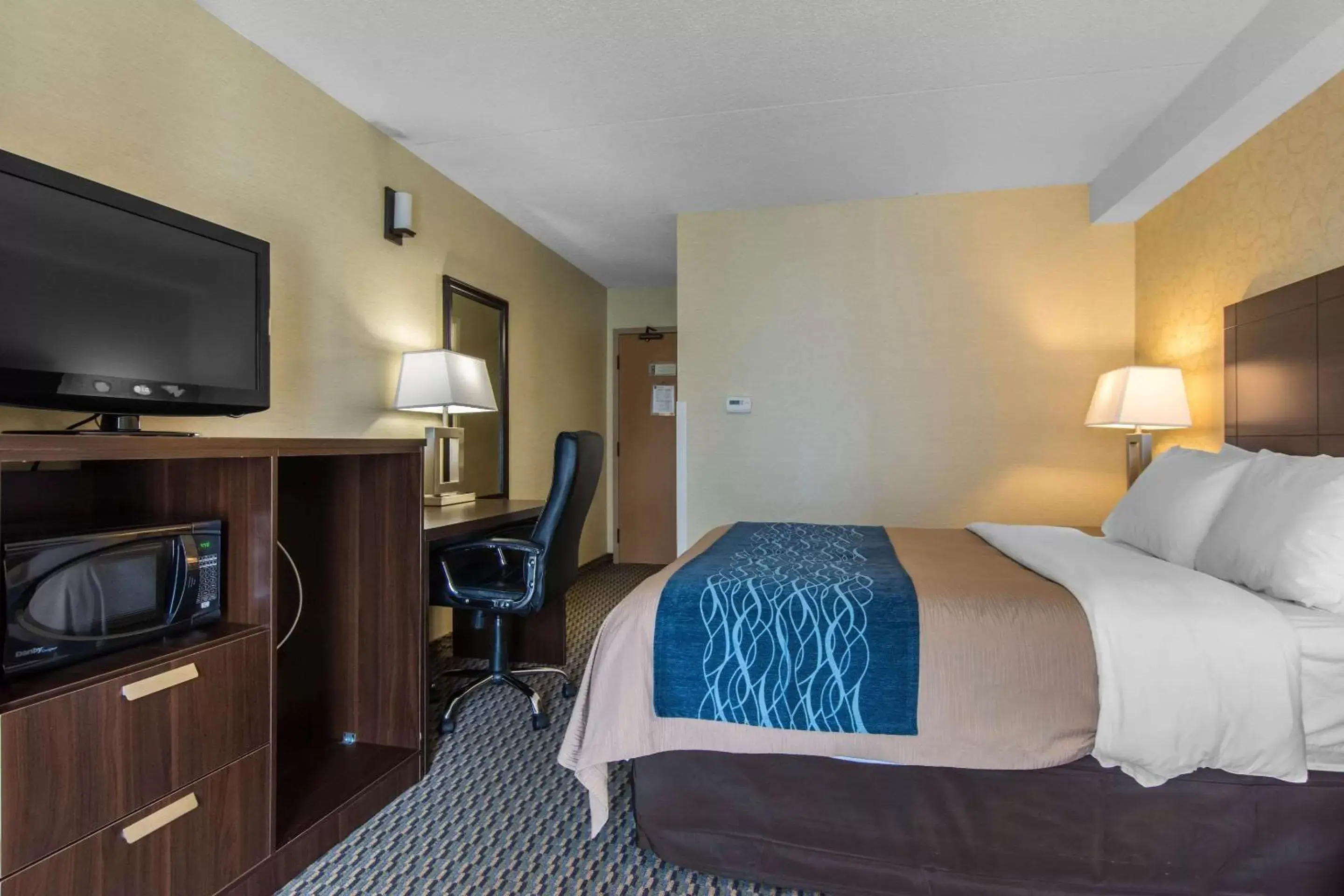 Photo of the whole room, TV/Entertainment Center in Comfort Inn Trois-Rivieres