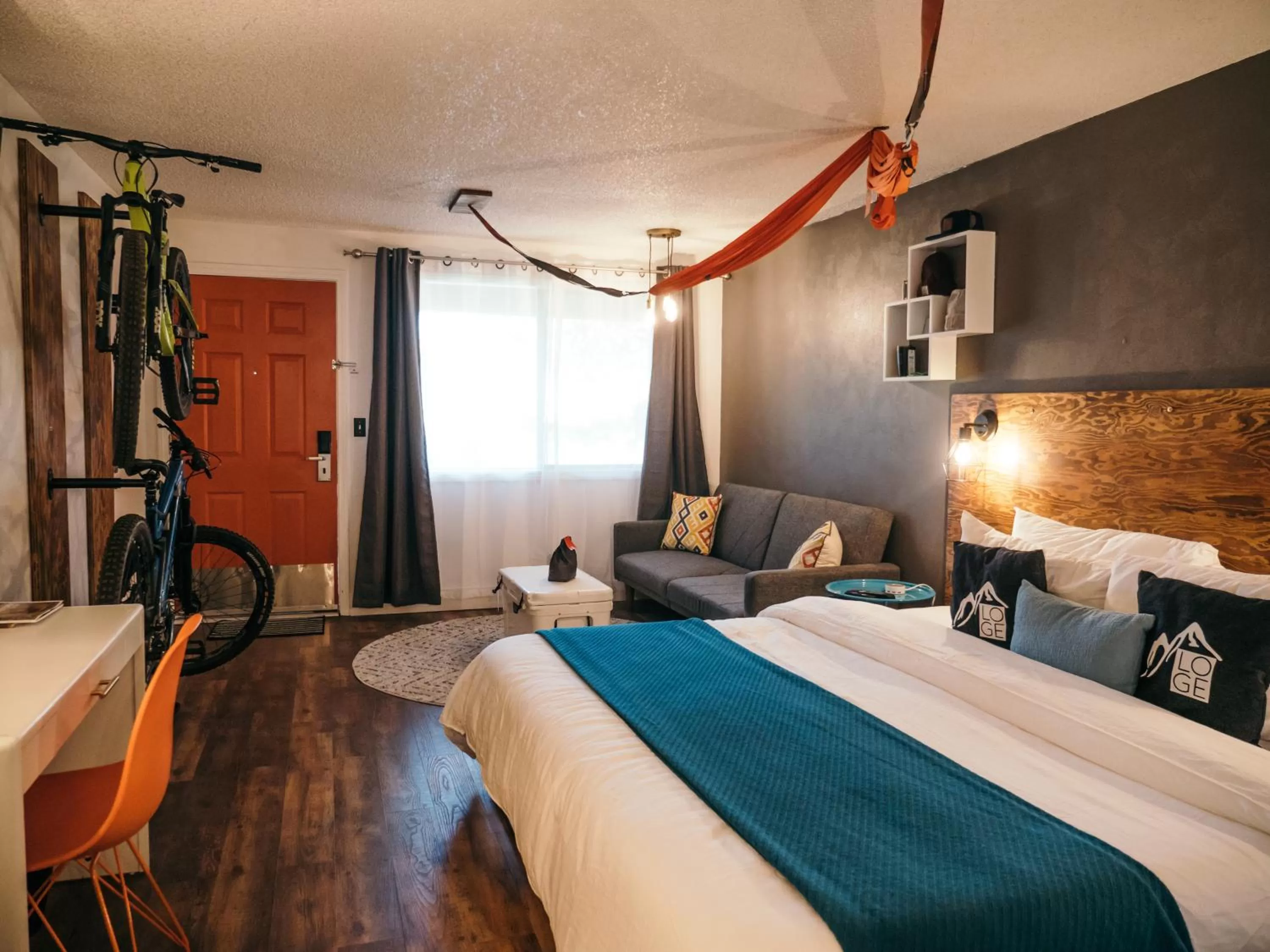 Seating area, Bed in LOGE Bend