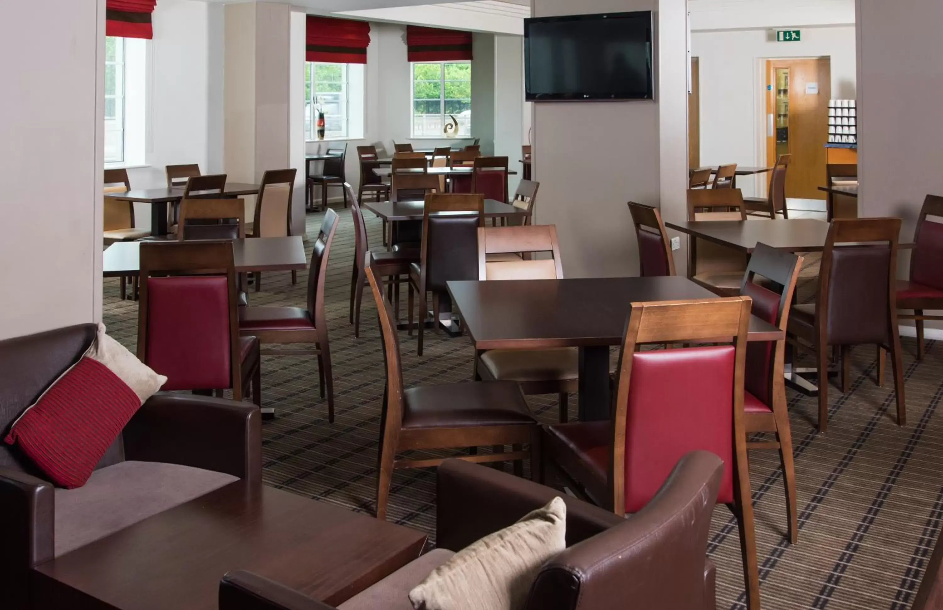 Restaurant/Places to Eat in Holiday Inn Express London Chingford, an IHG Hotel