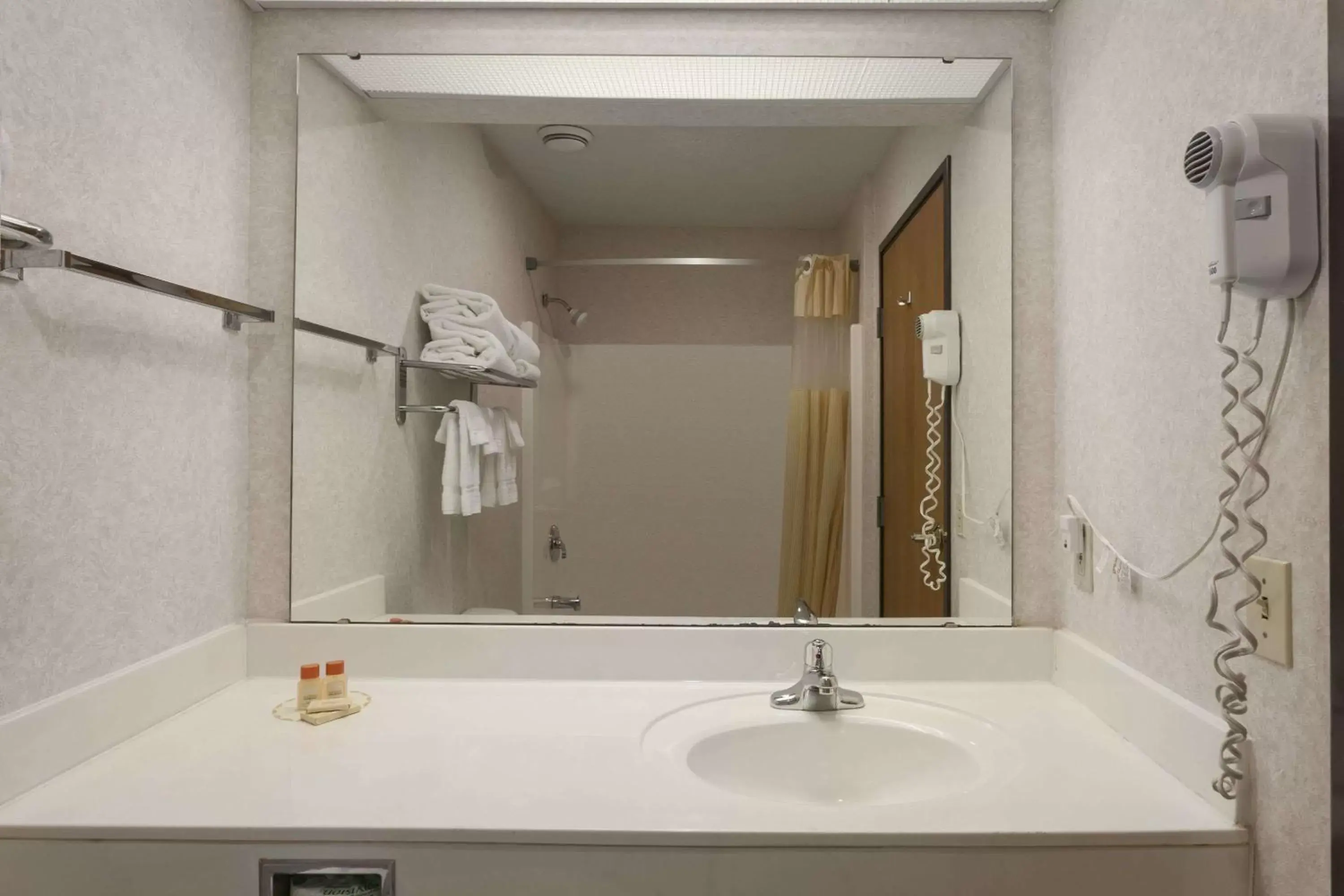 Photo of the whole room, Bathroom in Days Inn by Wyndham Jefferson City