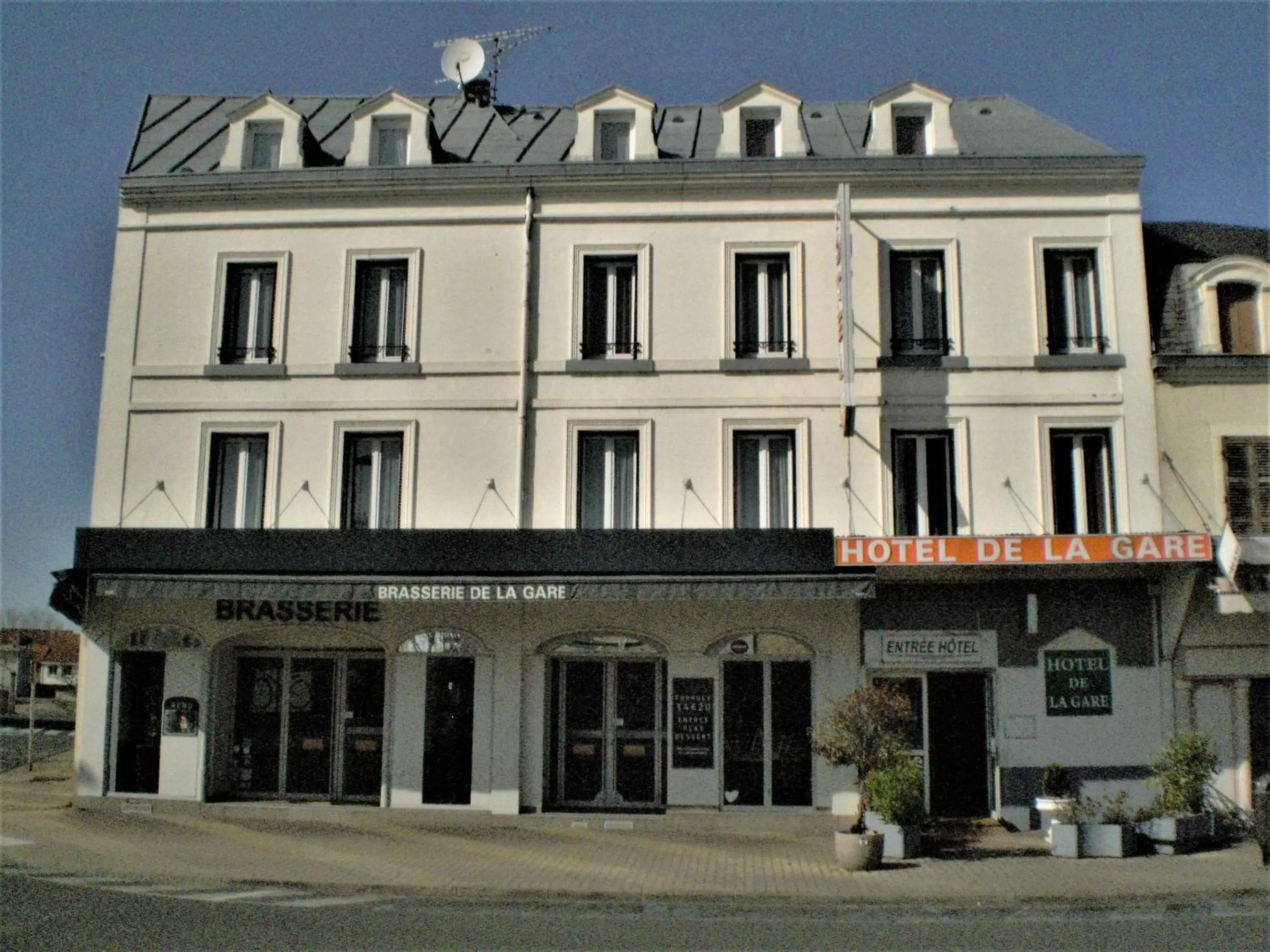 Property Building in Hotel De La Gare