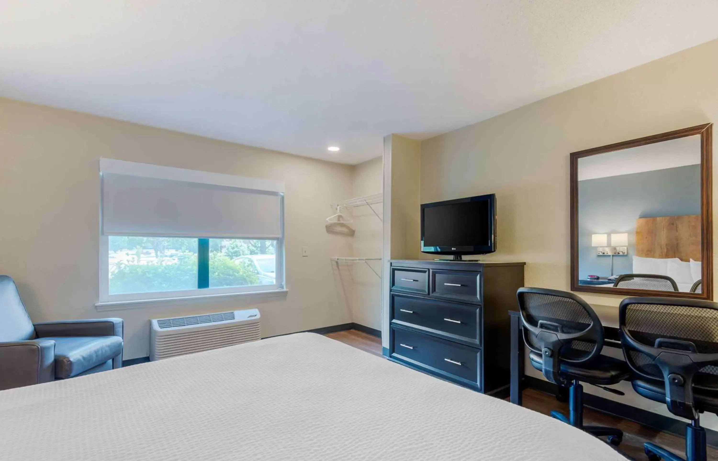 Bedroom, TV/Entertainment Center in Extended Stay America Suites - Charlotte - Tyvola Rd