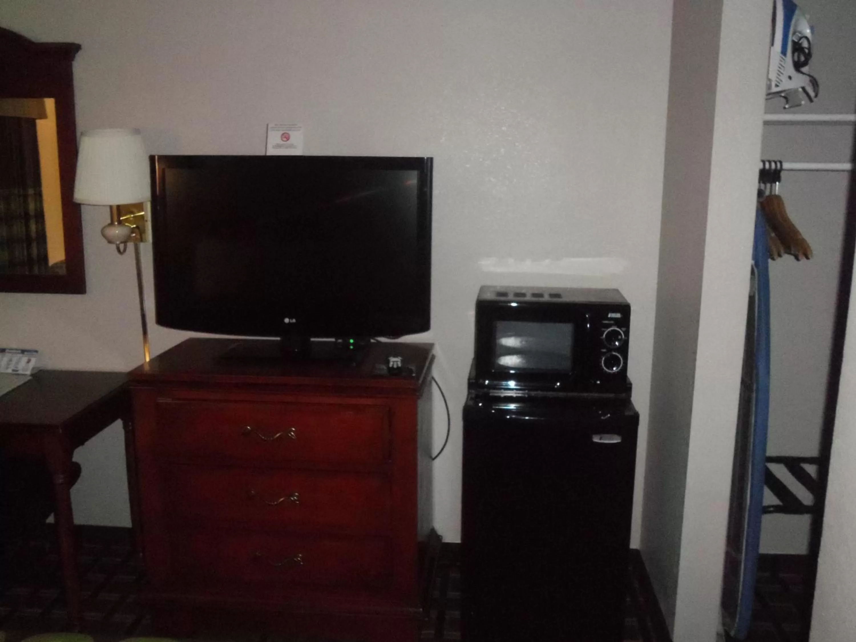 King Room - Disability Access - Non-Smoking in Super 8 by Wyndham Knoxville West/Farragut