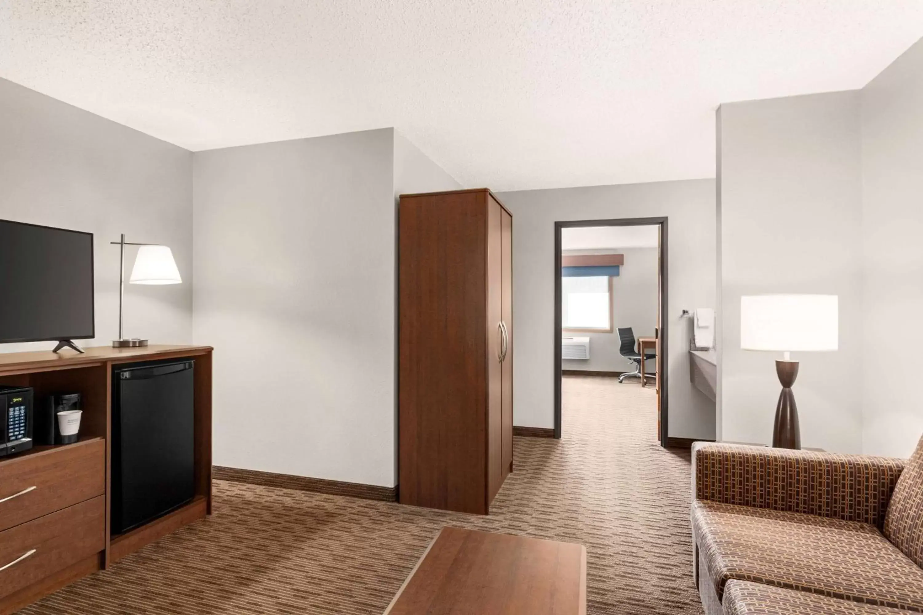 Bed, TV/Entertainment Center in AmericInn by Wyndham Sauk Centre