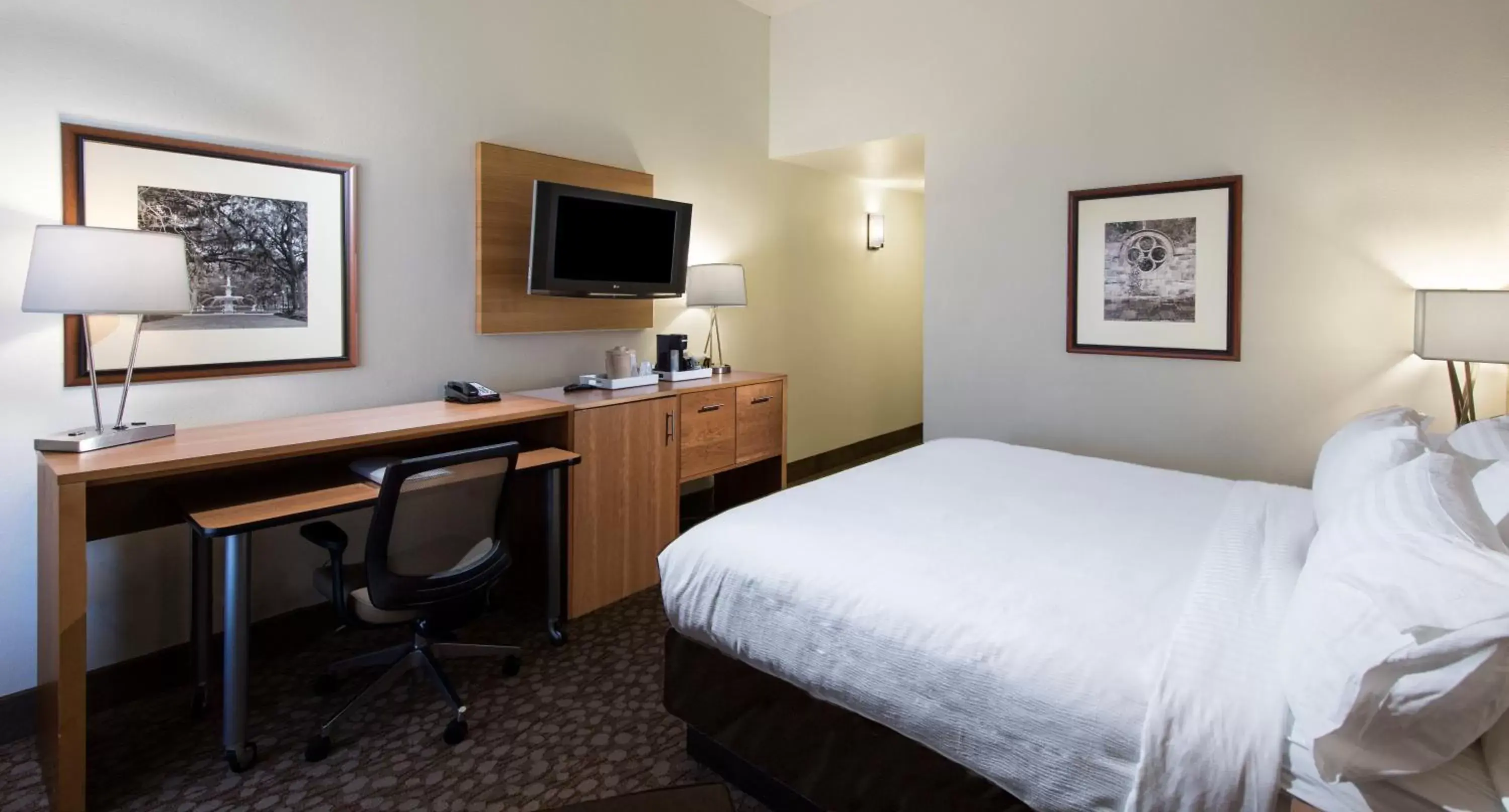 Photo of the whole room, Bed in Holiday Inn Savannah Historic District, an IHG Hotel