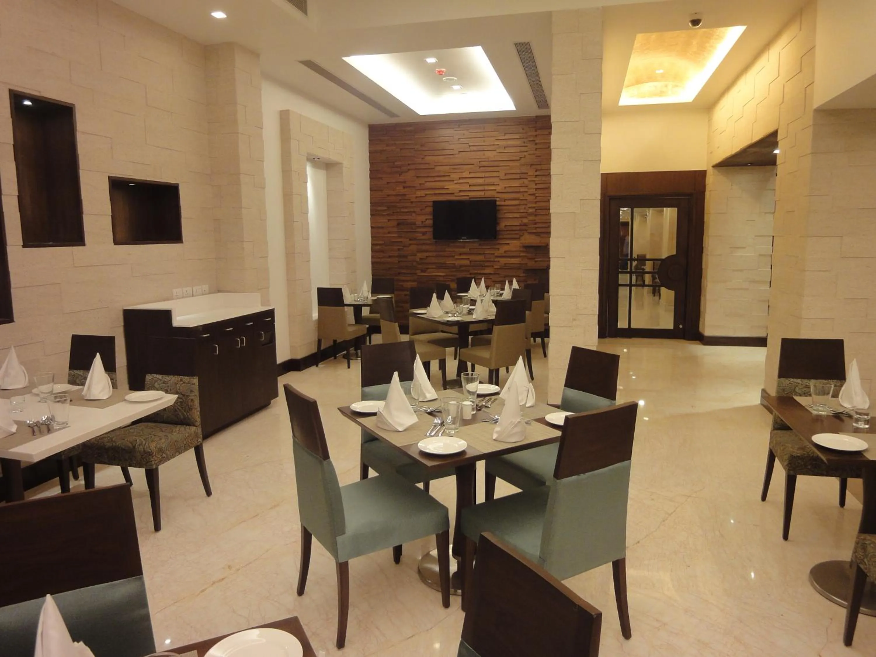 Restaurant/places to eat in Radisson Hotel Varanasi