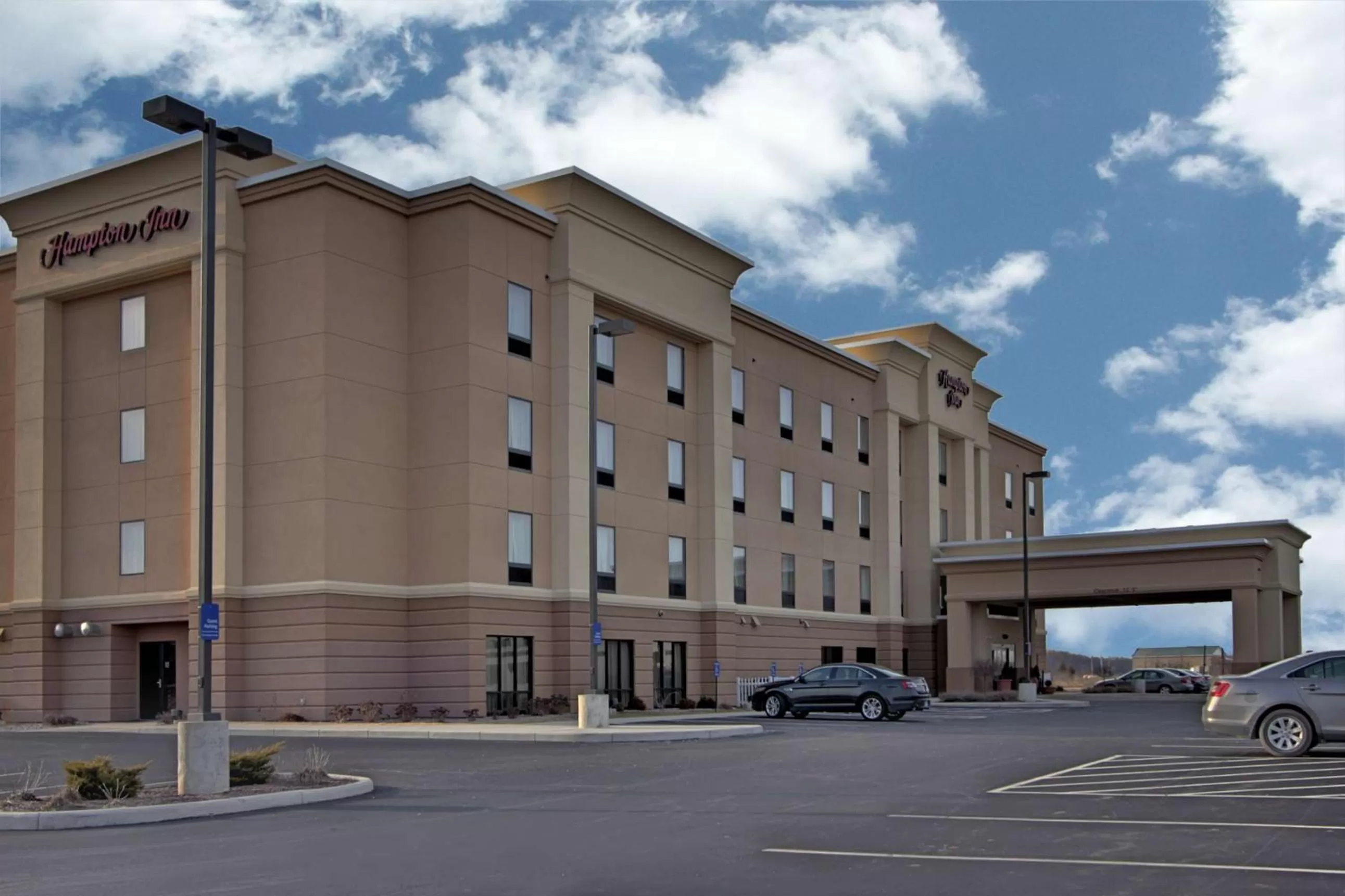 Property building in Hampton Inn Defiance