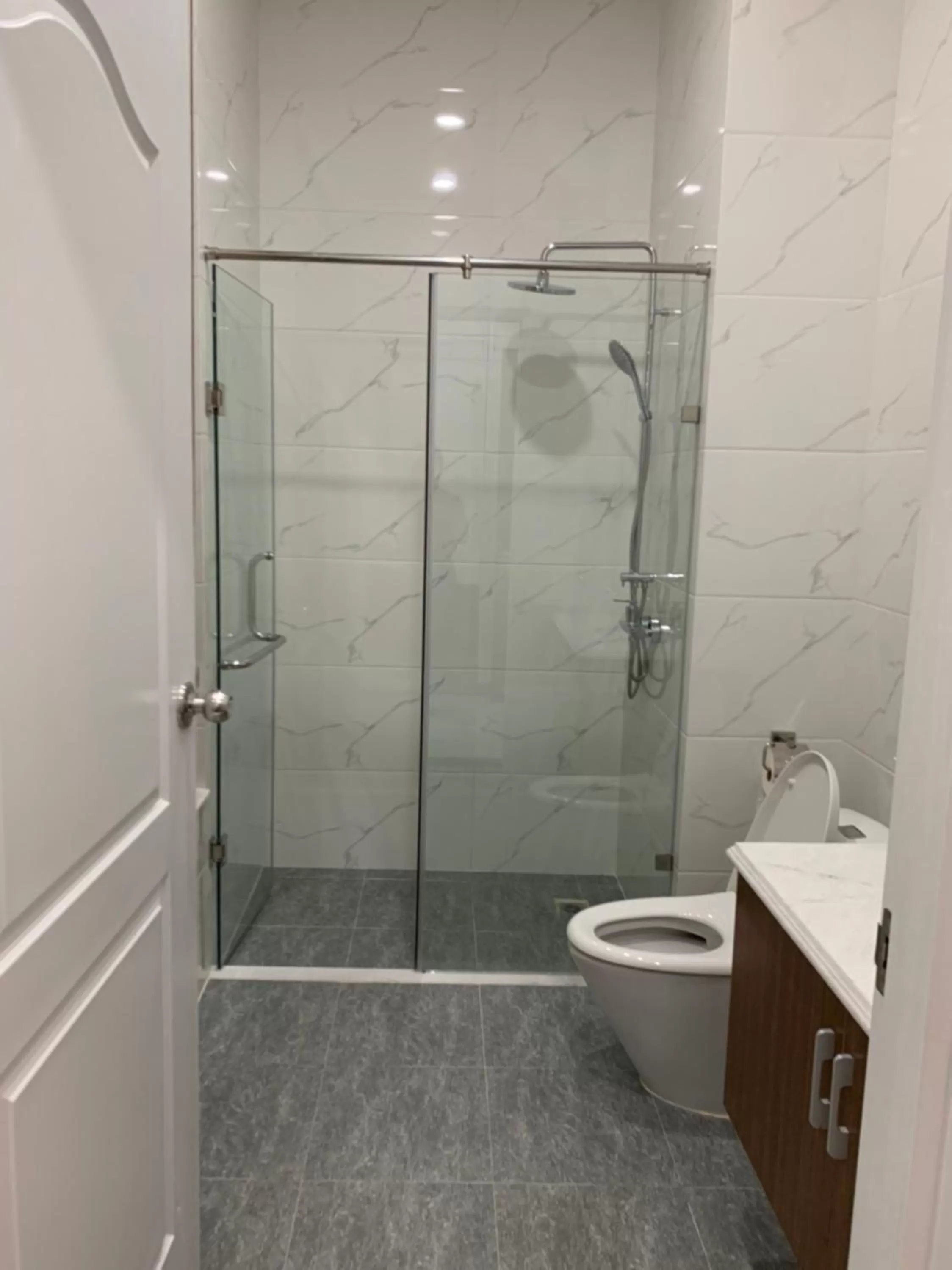 Shower, Bathroom in Hoang Hung Hotel