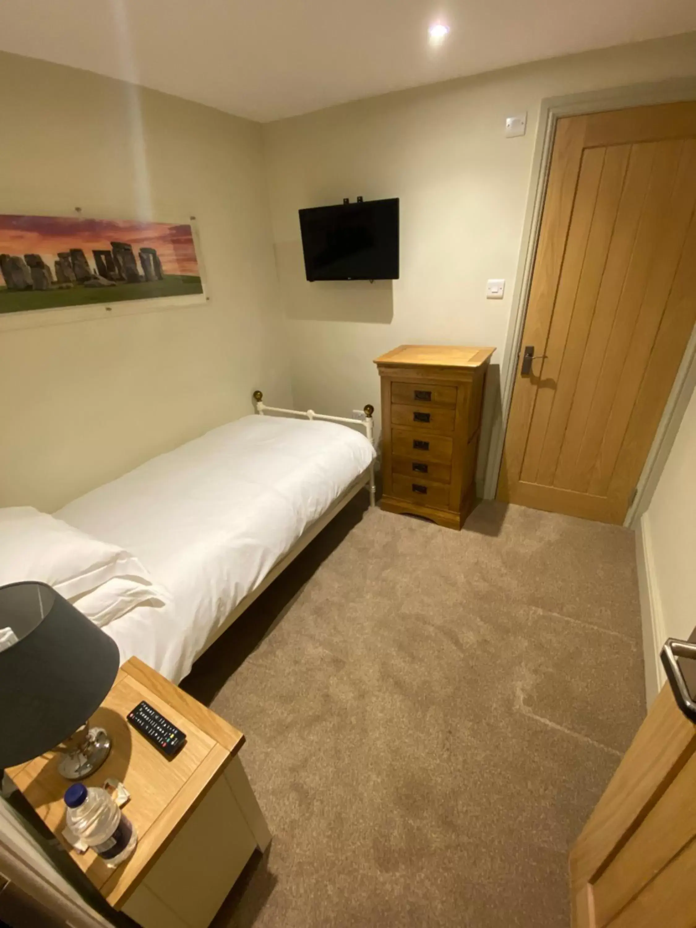 Bedroom, TV/Entertainment Center in The Peppermill Town house Hotel & Restaurant