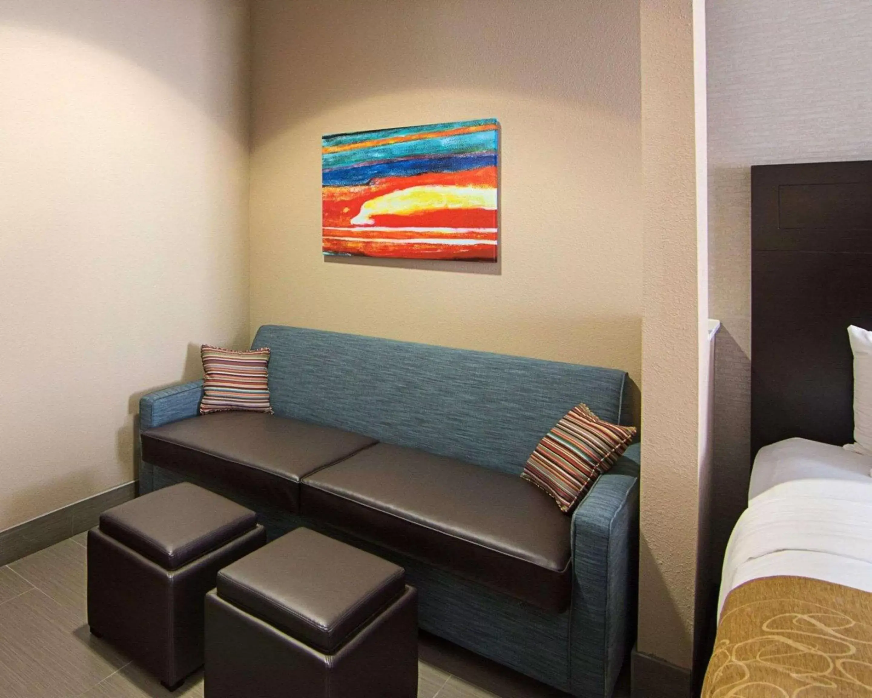 Photo of the whole room, Seating Area in Comfort Suites Houston West At Clay Road