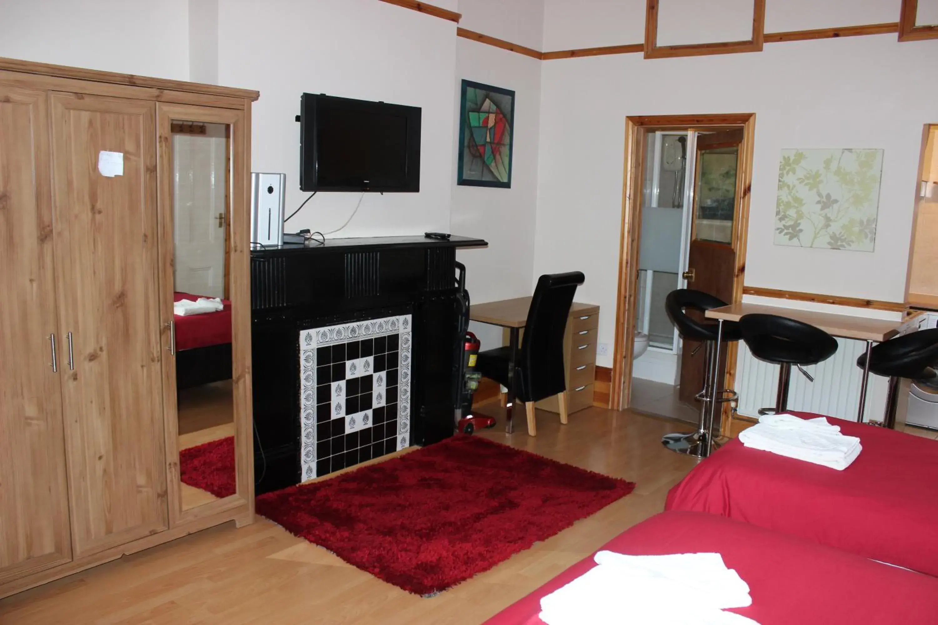 Bedroom, TV/Entertainment Center in Heatherbank Guest House