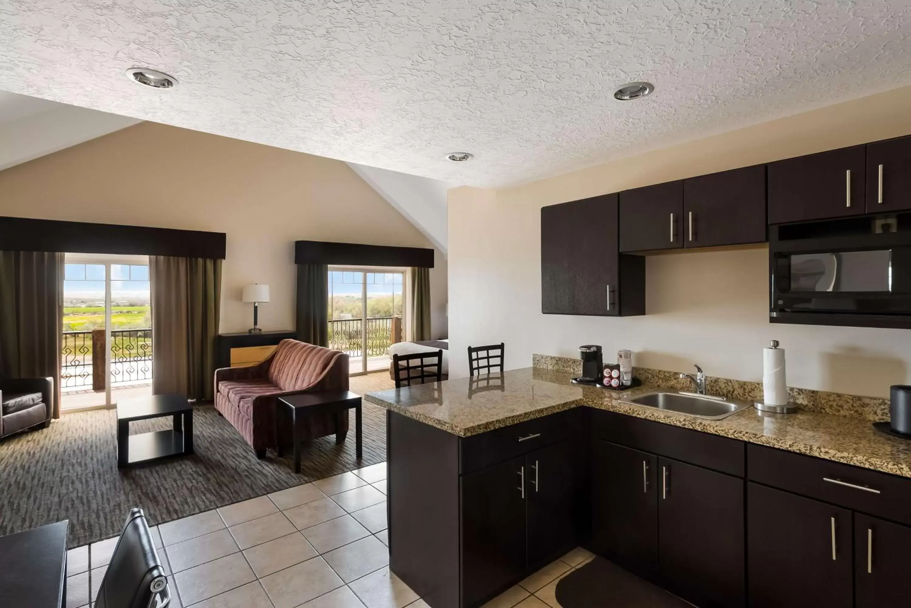 Photo of the whole room, Kitchen/Kitchenette in Best Western Plus Landmark Hotel