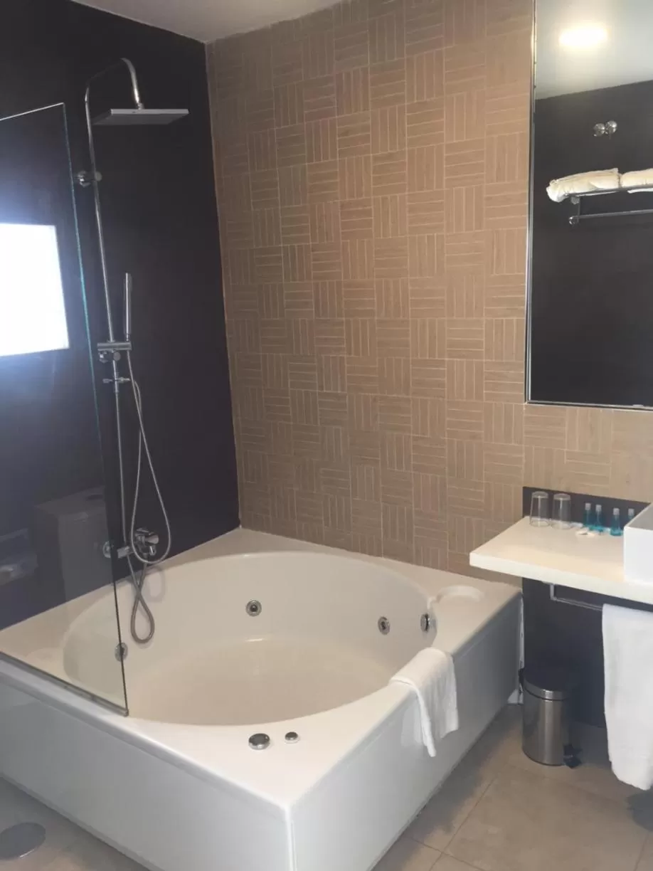 Hot Tub in Hotel Resort Cueva del Fraile