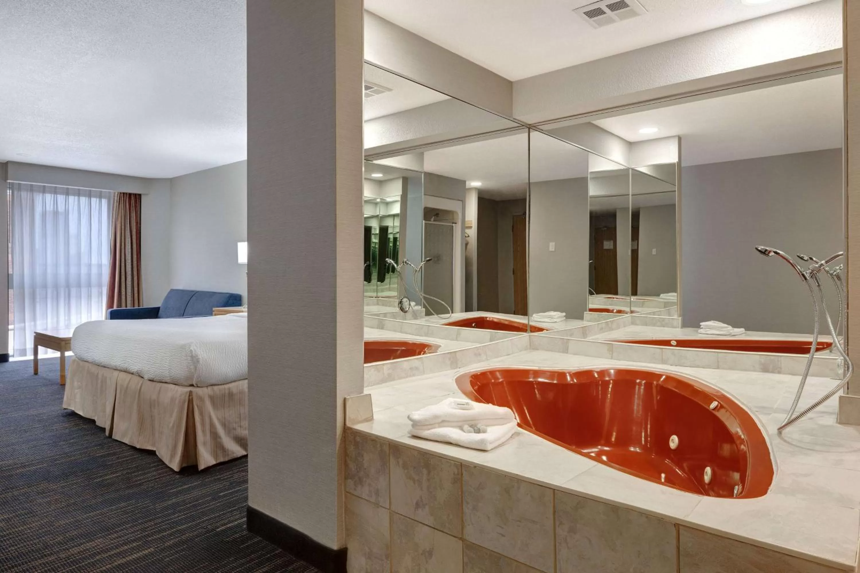 Photo of the whole room, Bed in Days Inn by Wyndham Niagara Falls Near The Falls