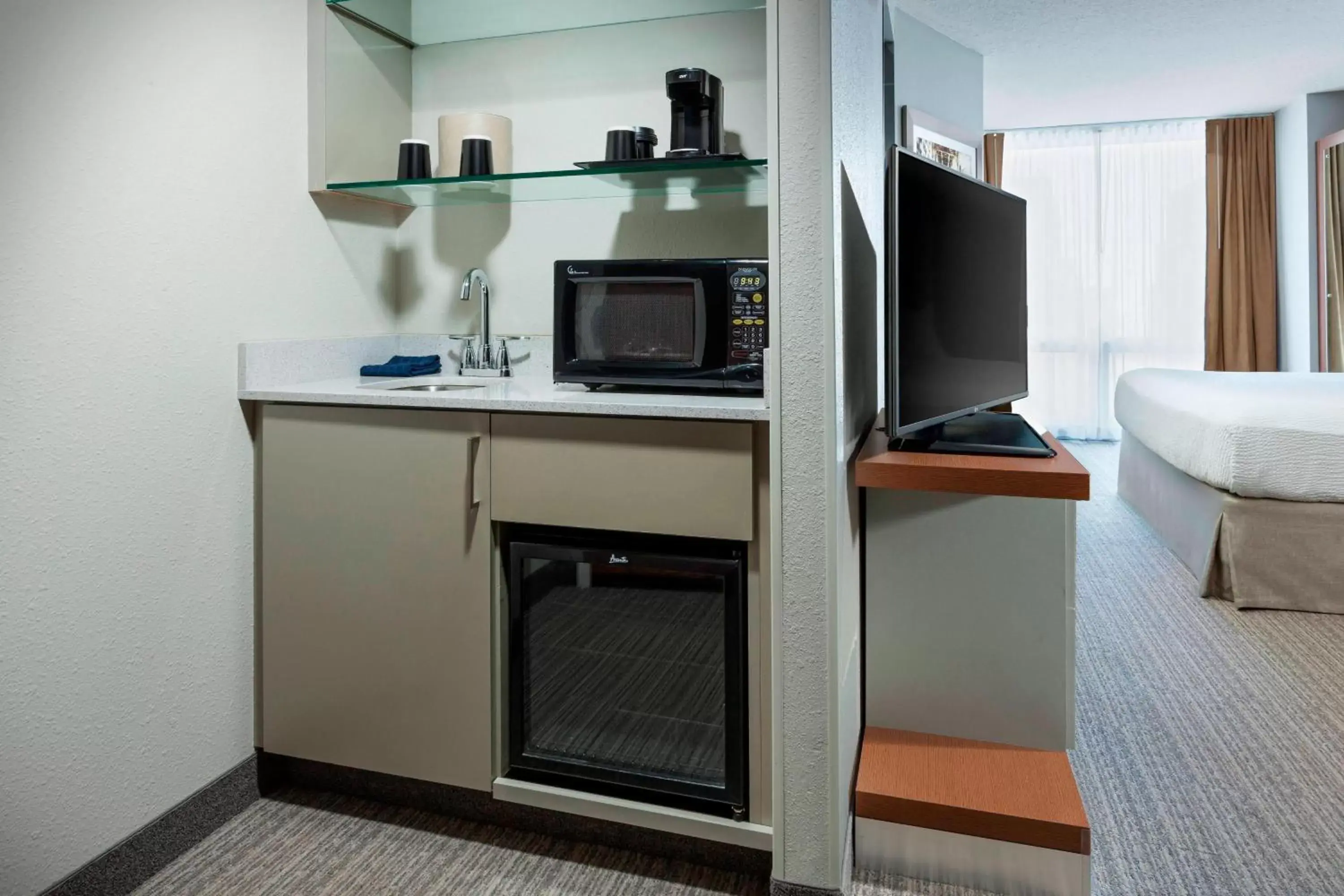 Photo of the whole room, Kitchen/Kitchenette in SpringHill Suites Chicago Downtown/River North