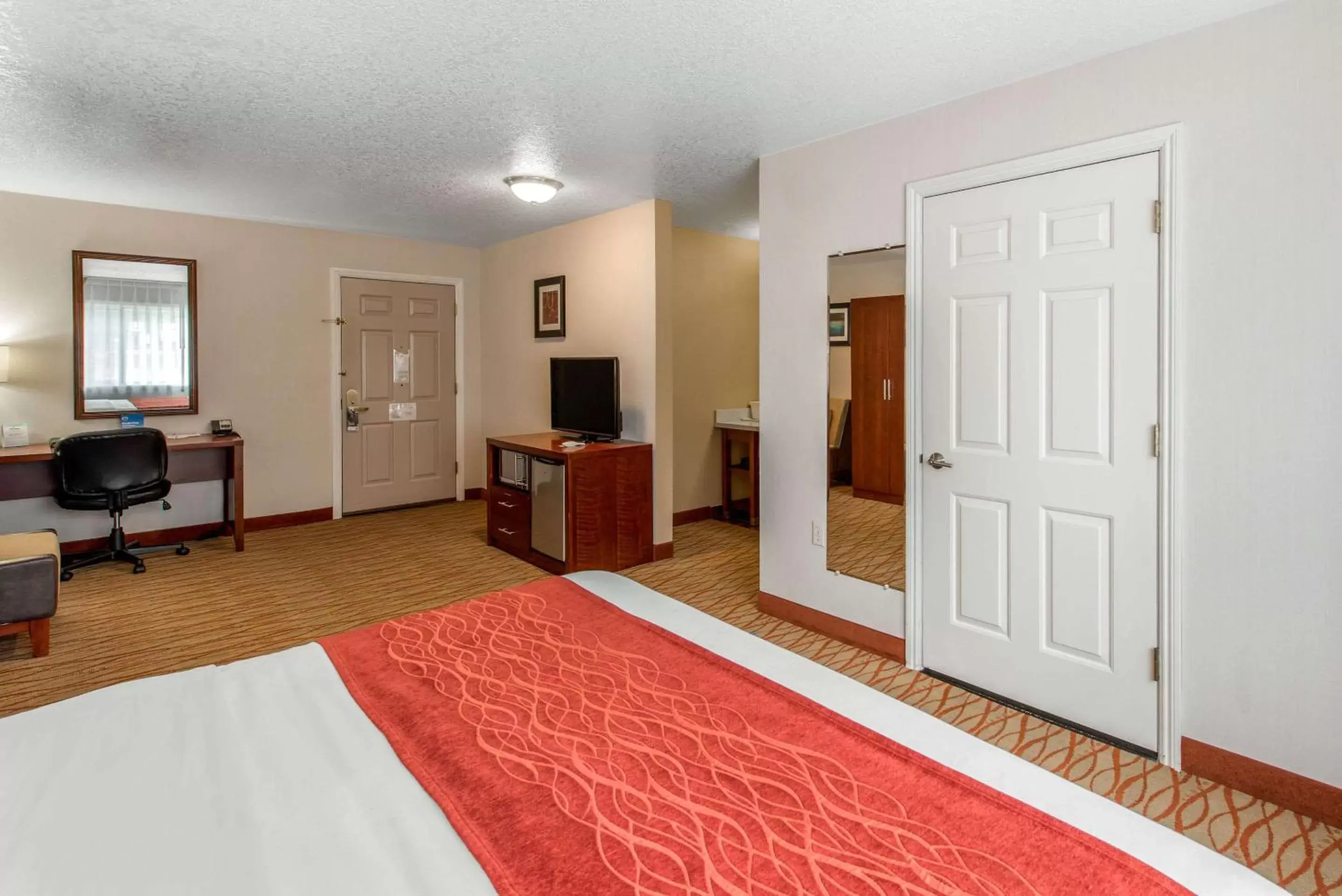 Photo of the whole room, TV/Entertainment Center in Comfort Inn Mount Shasta Area