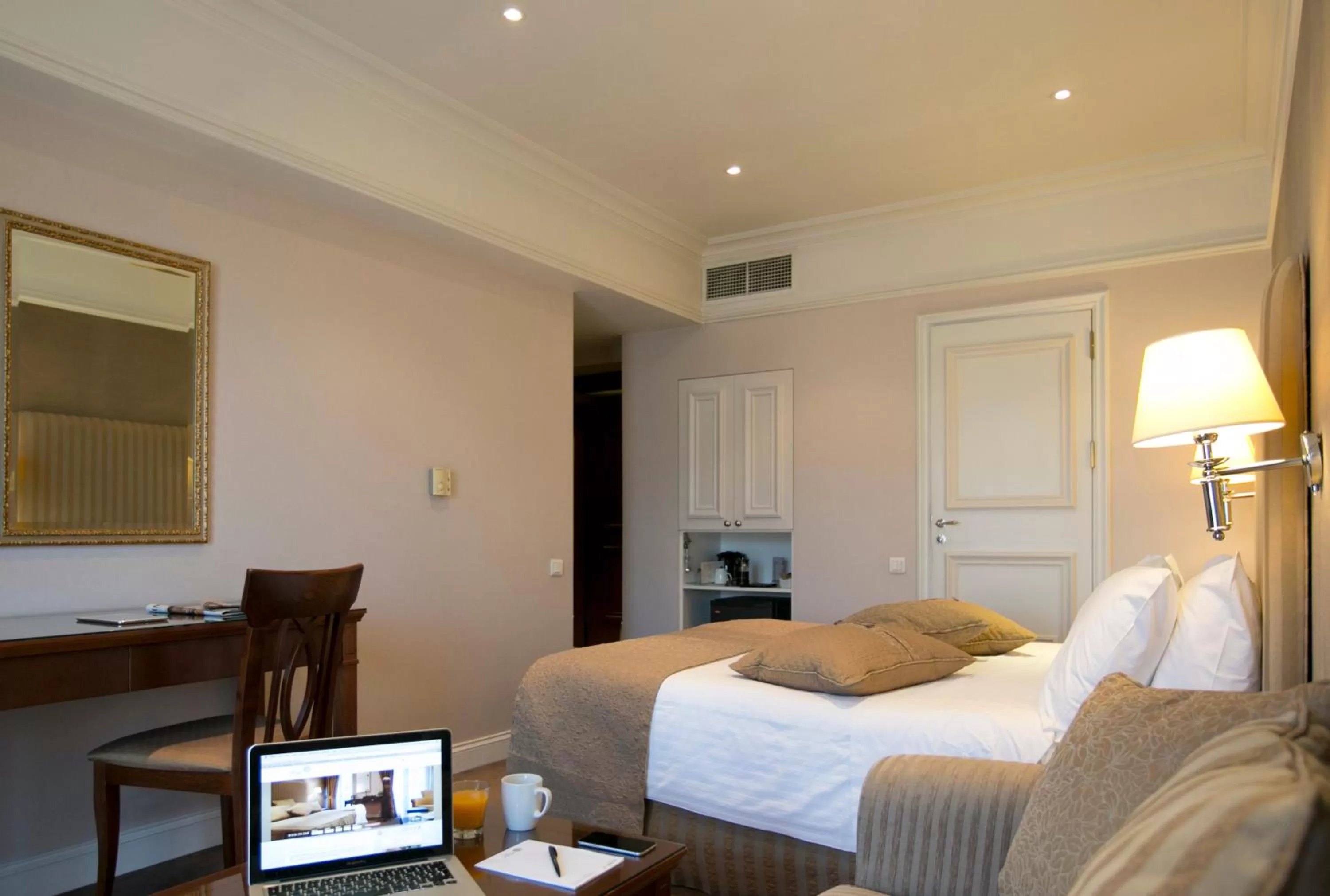 Bedroom, Bed in Hera Hotel