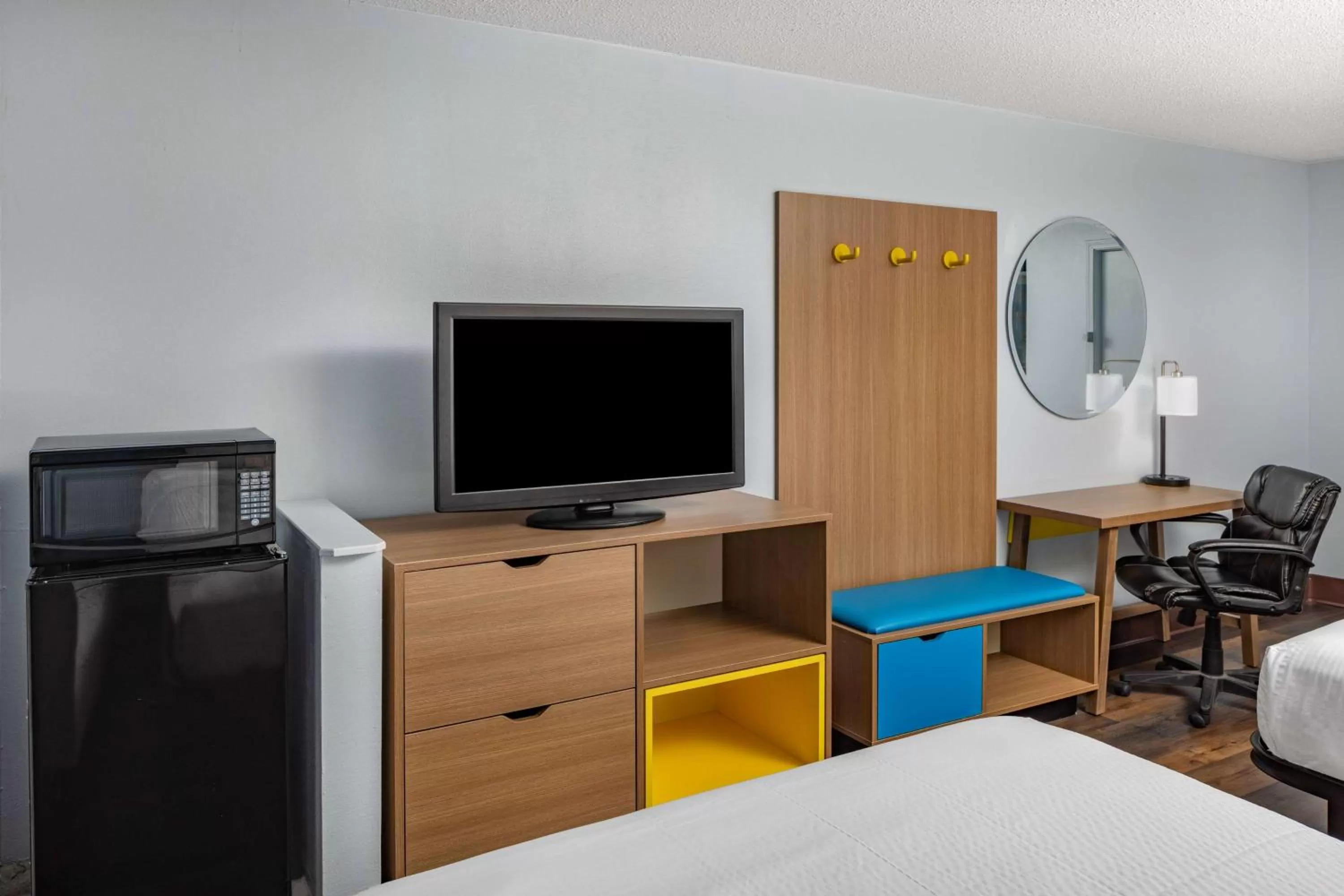 Photo of the whole room, Bed in Days Inn by Wyndham Pensacola I-10