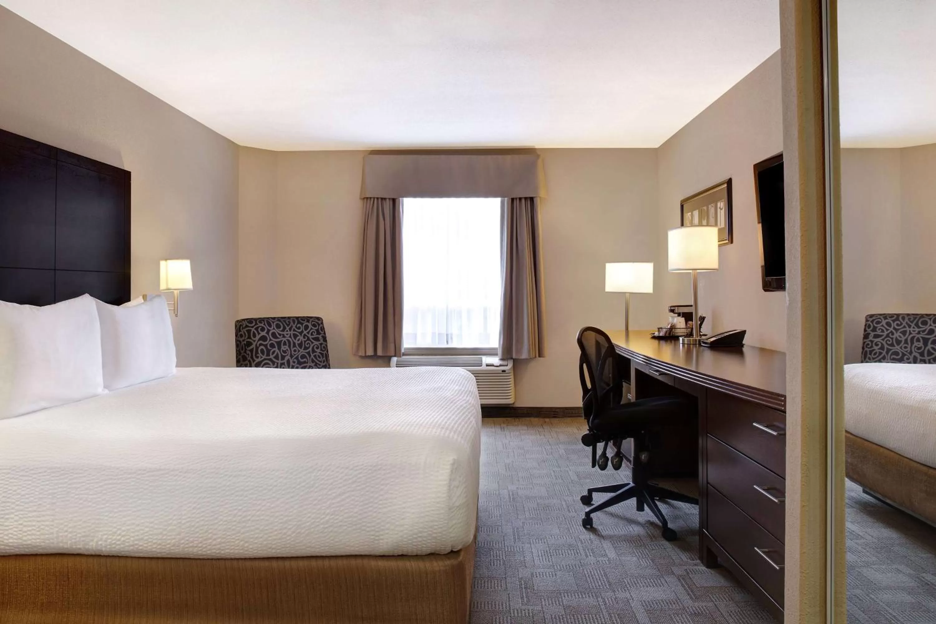 Photo of the whole room, Bed in Days Inn by Wyndham Medicine Hat