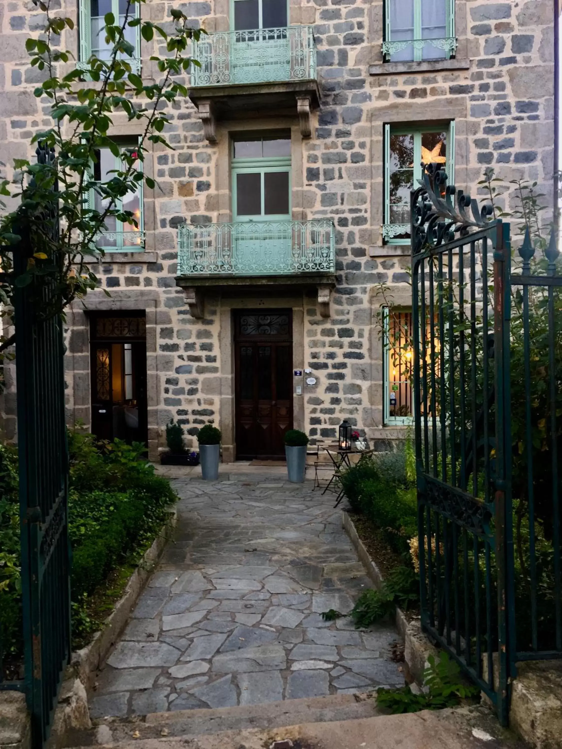 Facade/entrance, Property Building in La Maison de famille