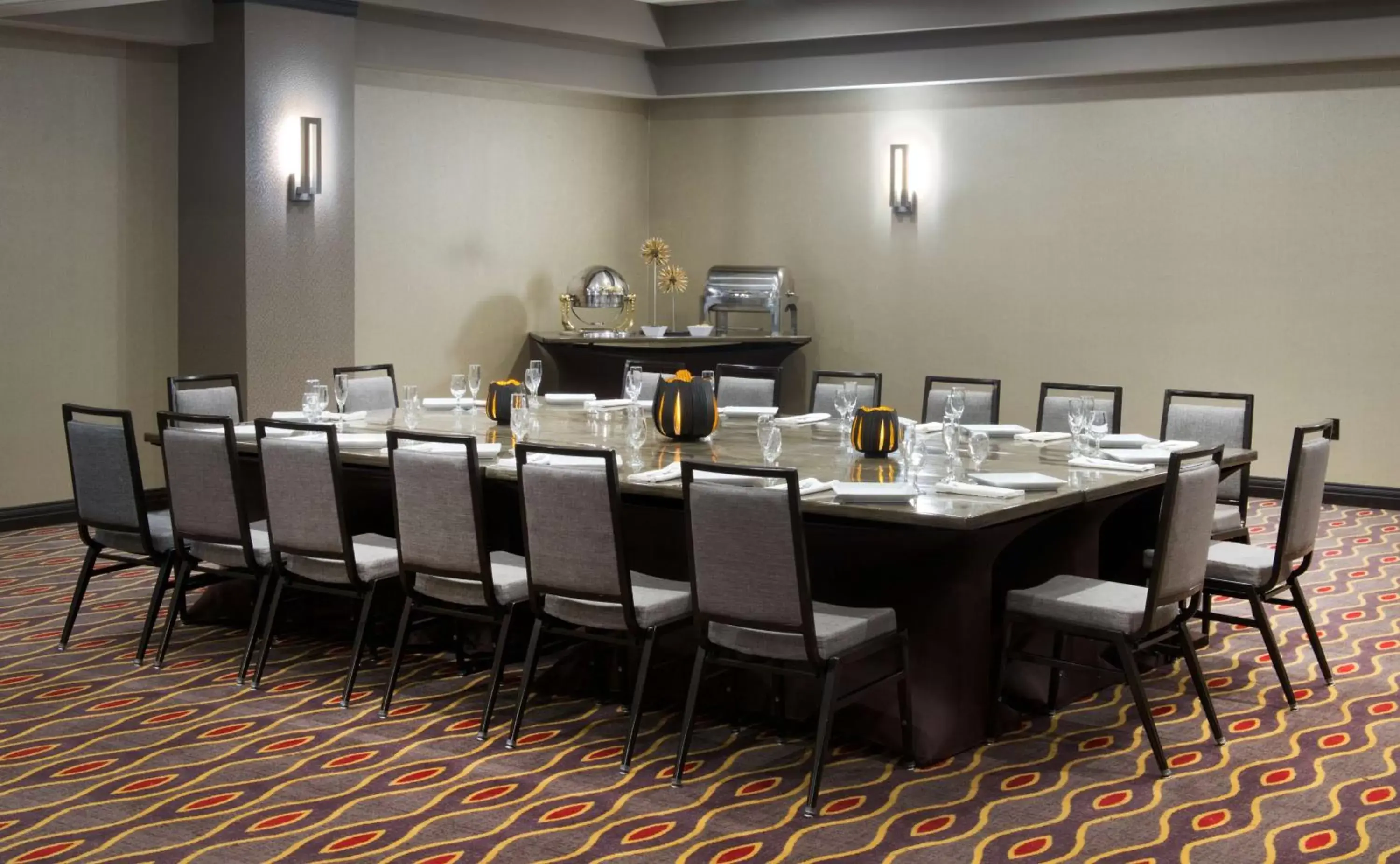 Meeting/conference room, Restaurant/Places to Eat in Embassy Suites by Hilton Dulles Airport