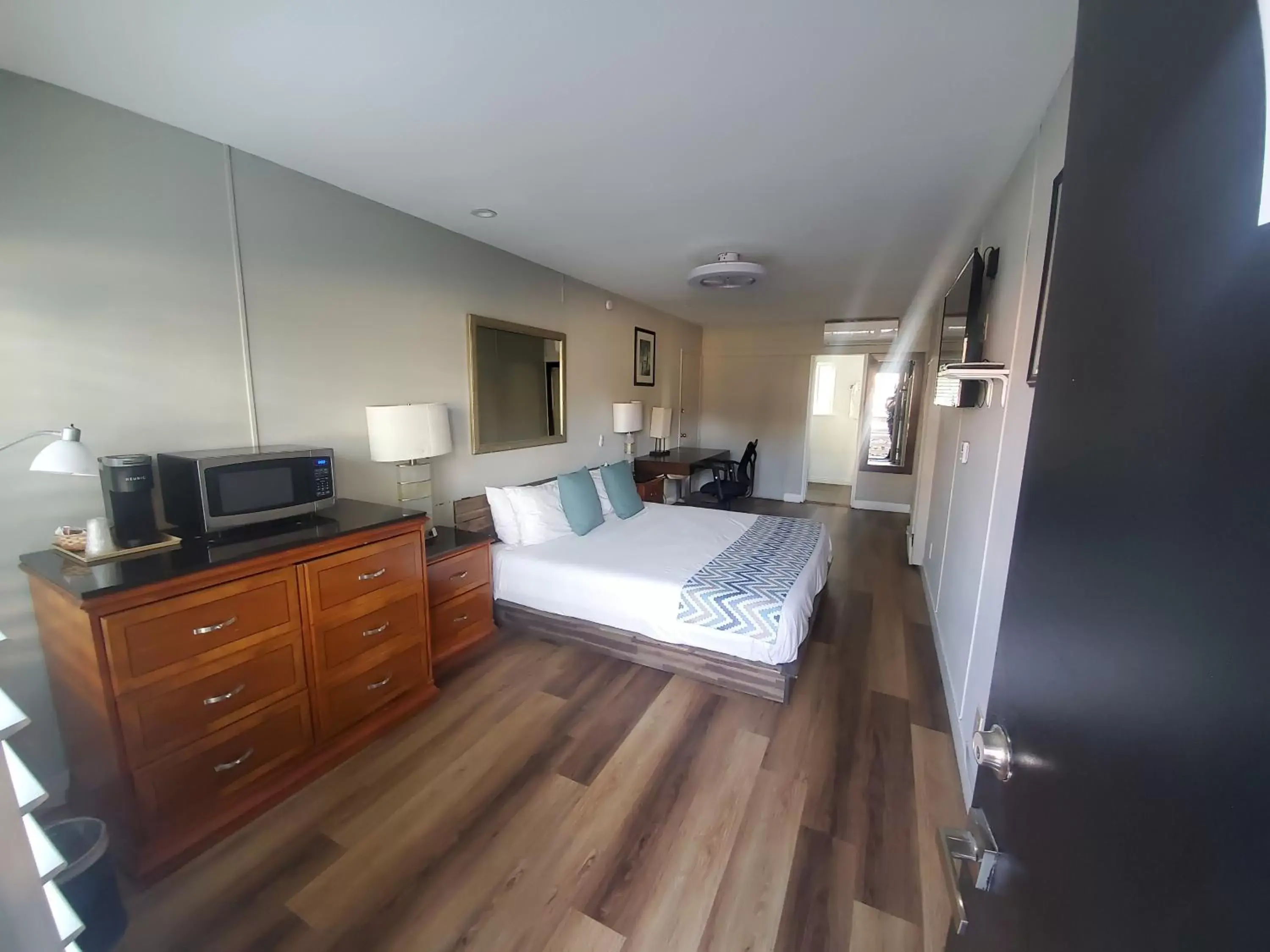 Bedroom, TV/Entertainment Center in OMEO Suites Big Bear