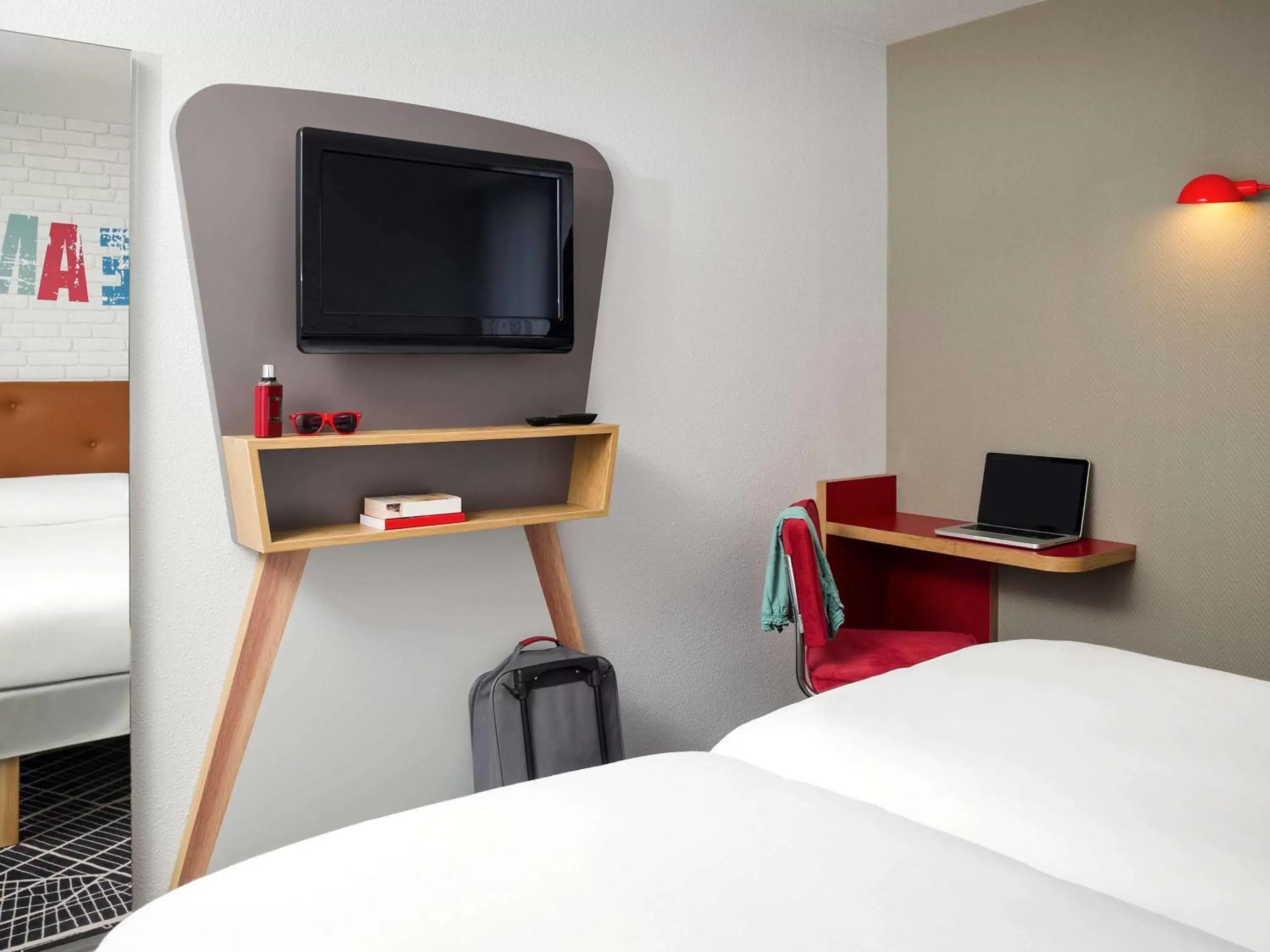 Photo of the whole room, TV/Entertainment Center in ibis Styles Chartres Métropole