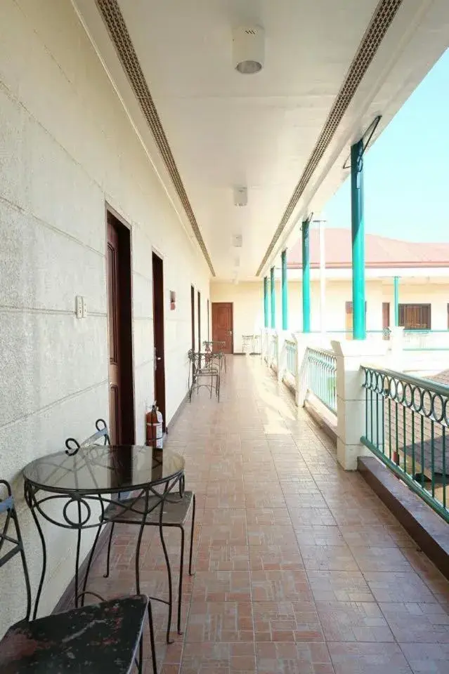 Day in Dottie's Place Hotel & Restaurant Day in Dottie's Place Hotel & Restaurant