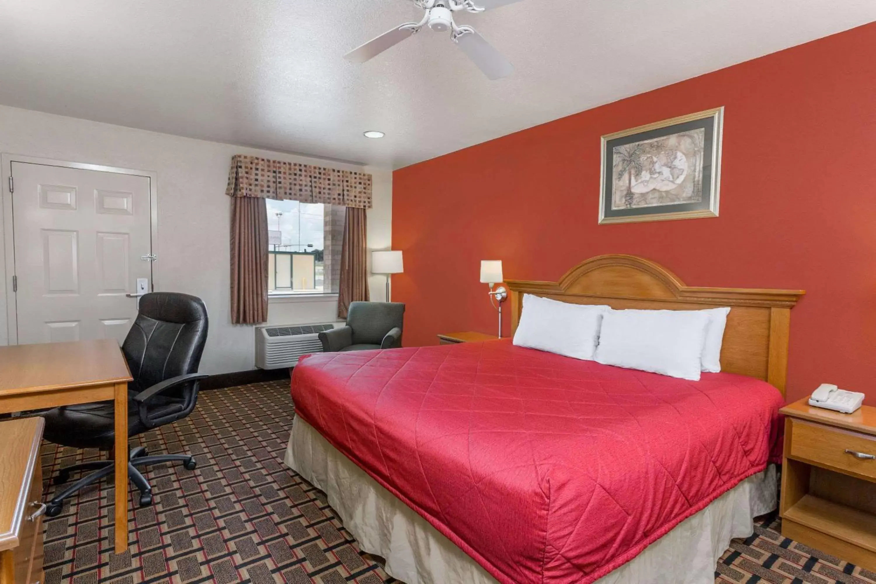 Photo of the whole room, Bed in Ramada Limited San Angelo