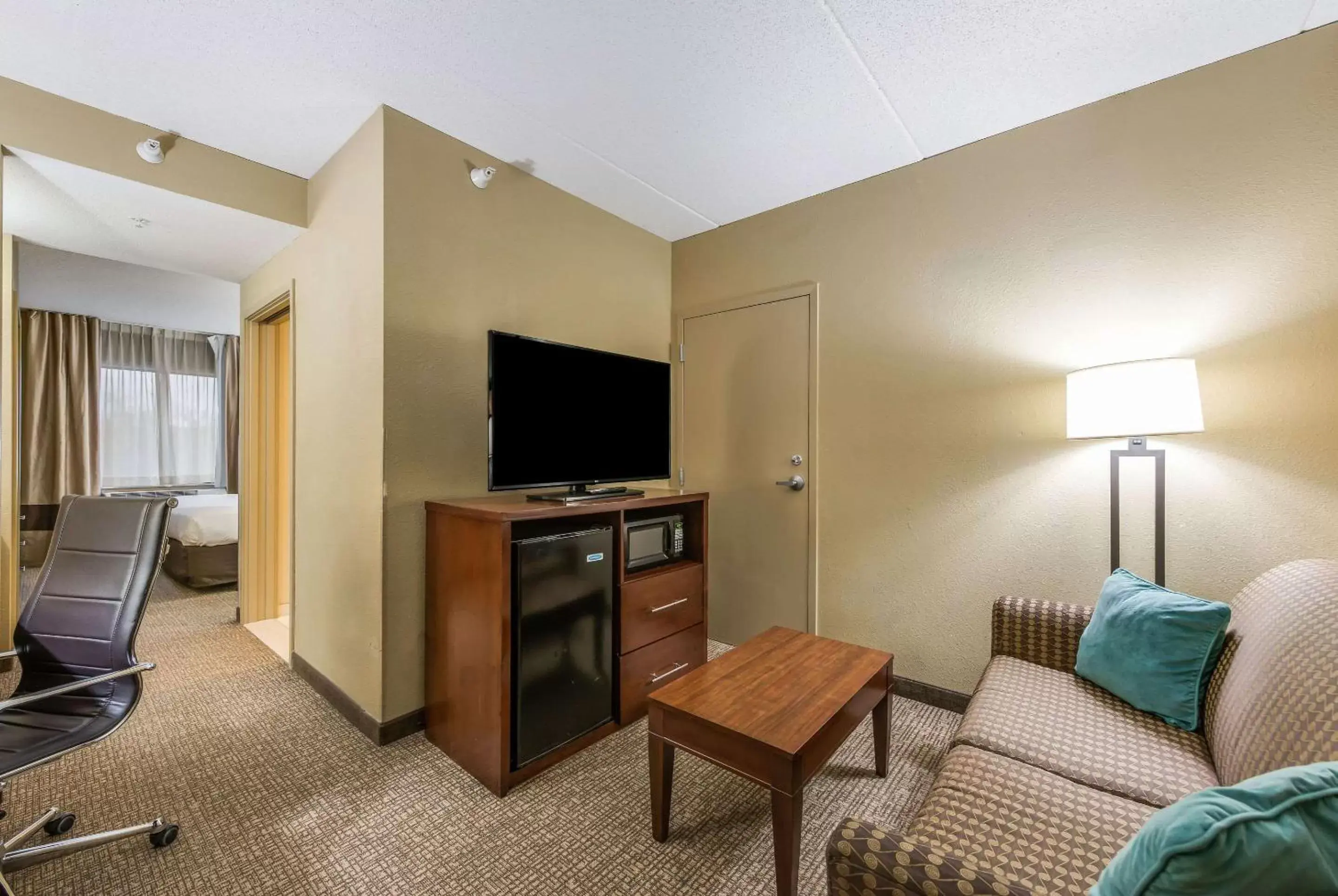 Photo of the whole room, TV/Entertainment Center in Comfort Suites Chicago O'Hare Airport